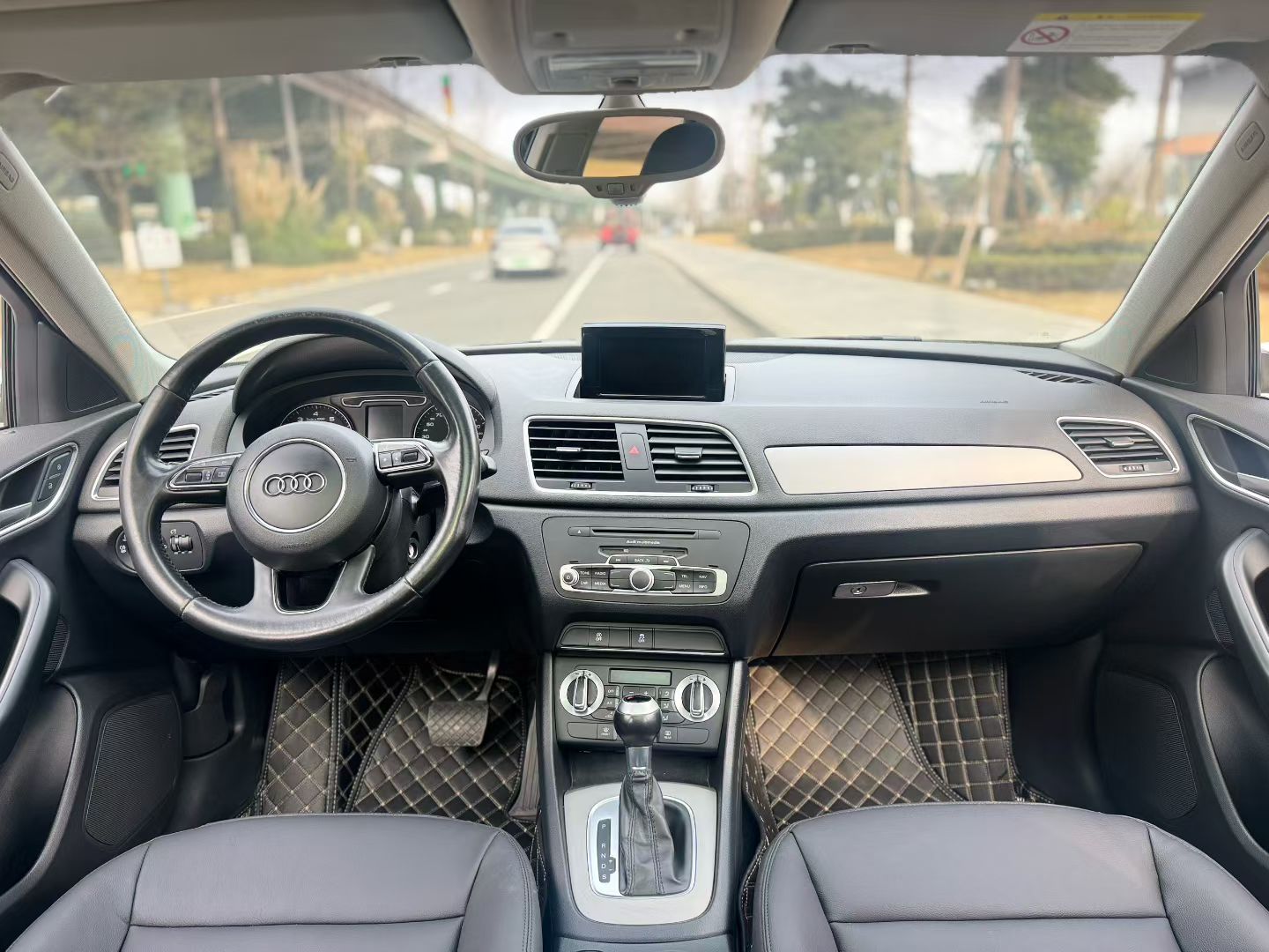 Audi Q3 2016 car image #5
