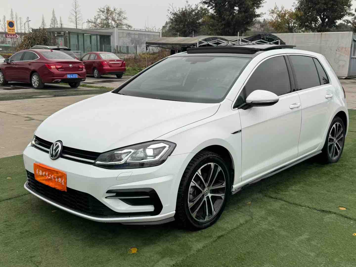 Volkswagen Golf 2019 car image #2