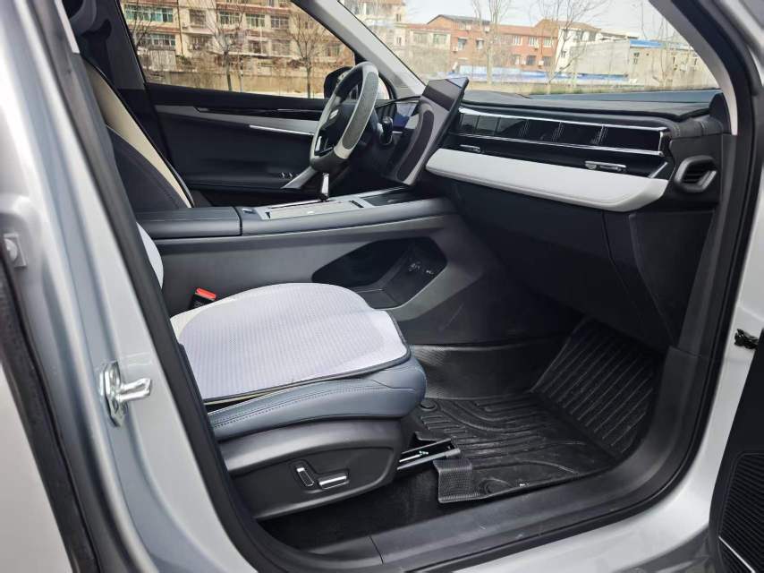 GEELY Boyue L 2025 car image #10