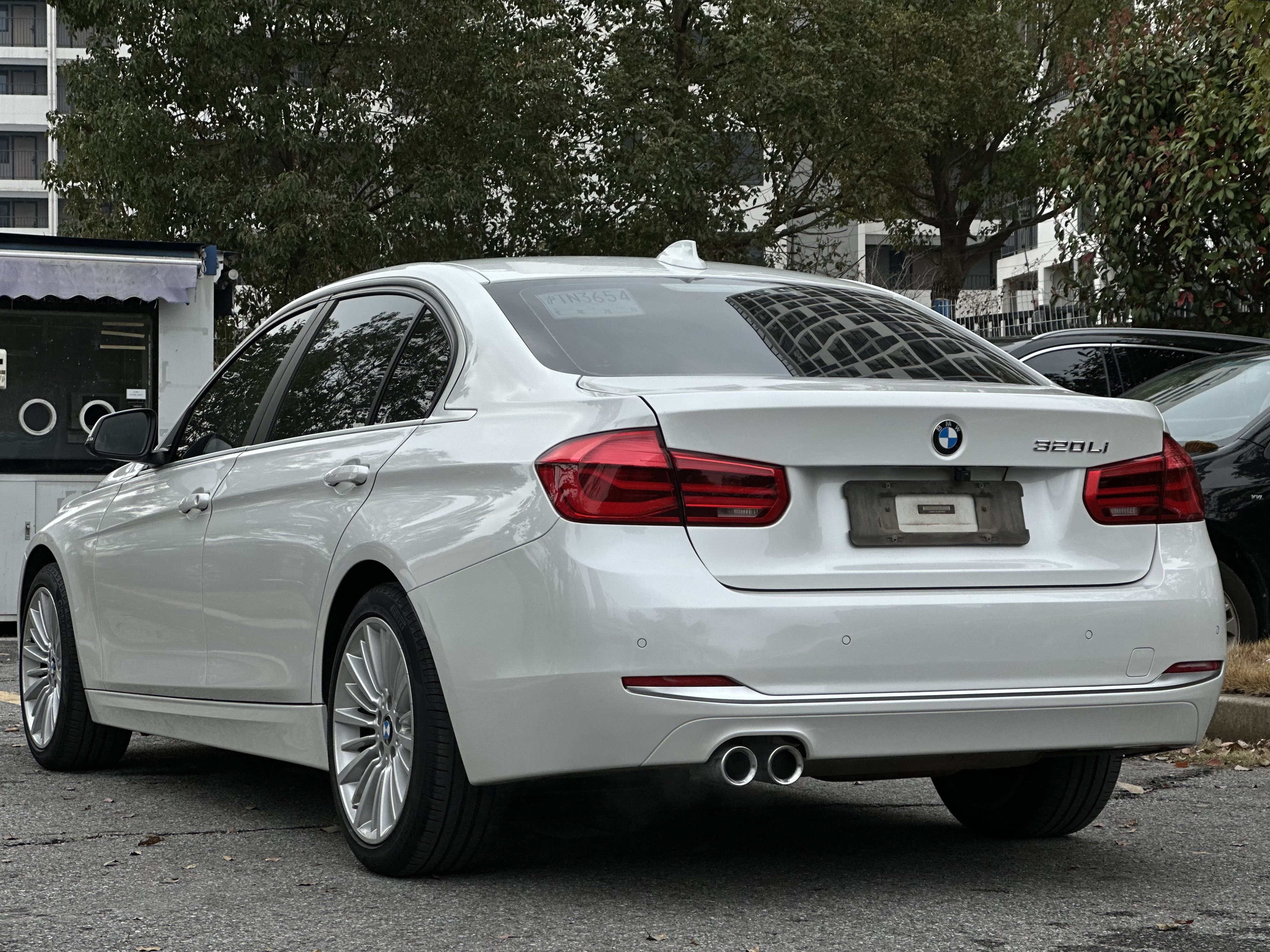 BMW 3 Series 2018 car image #9