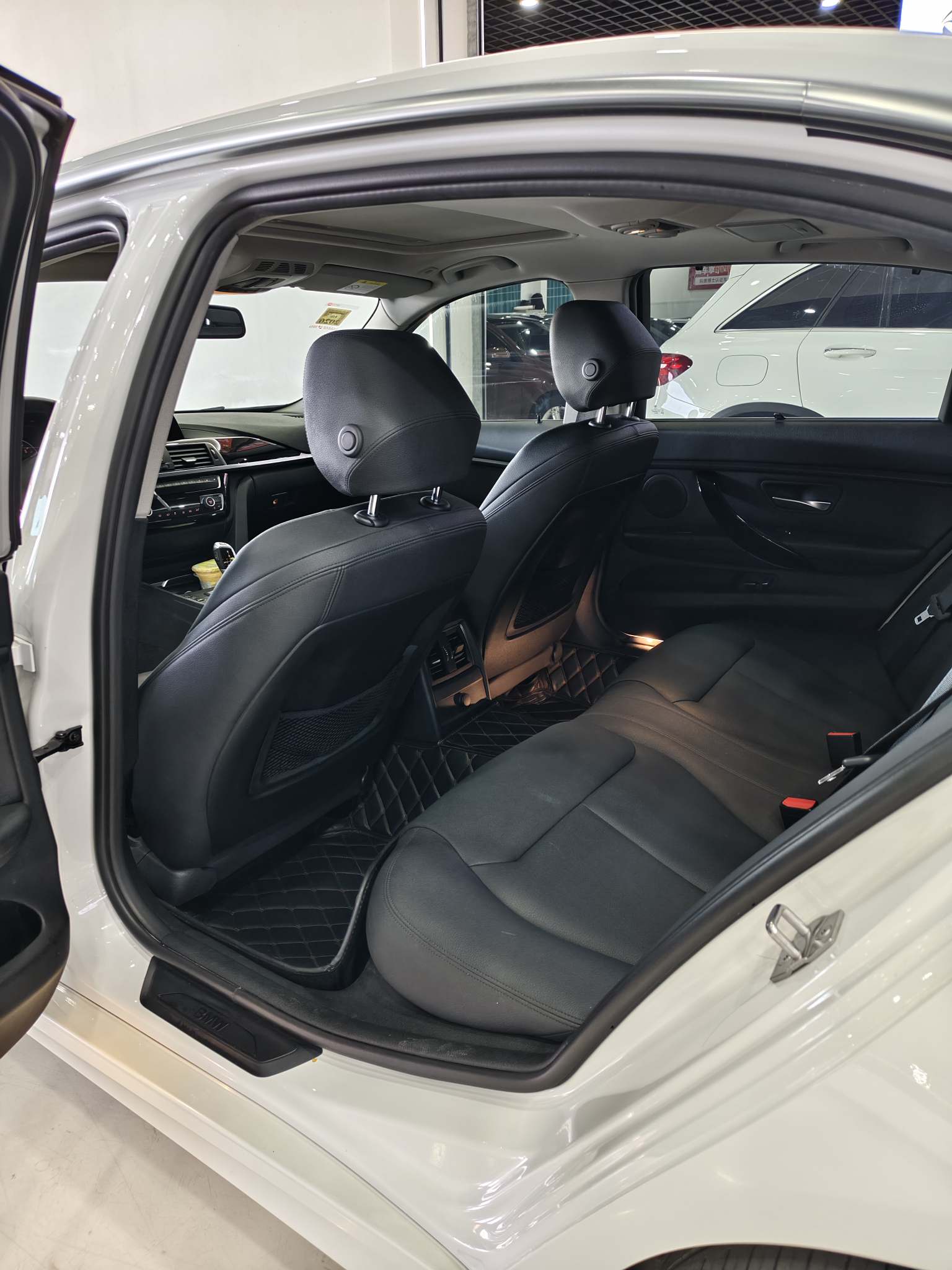 BMW 3 Series 2018 car image #11