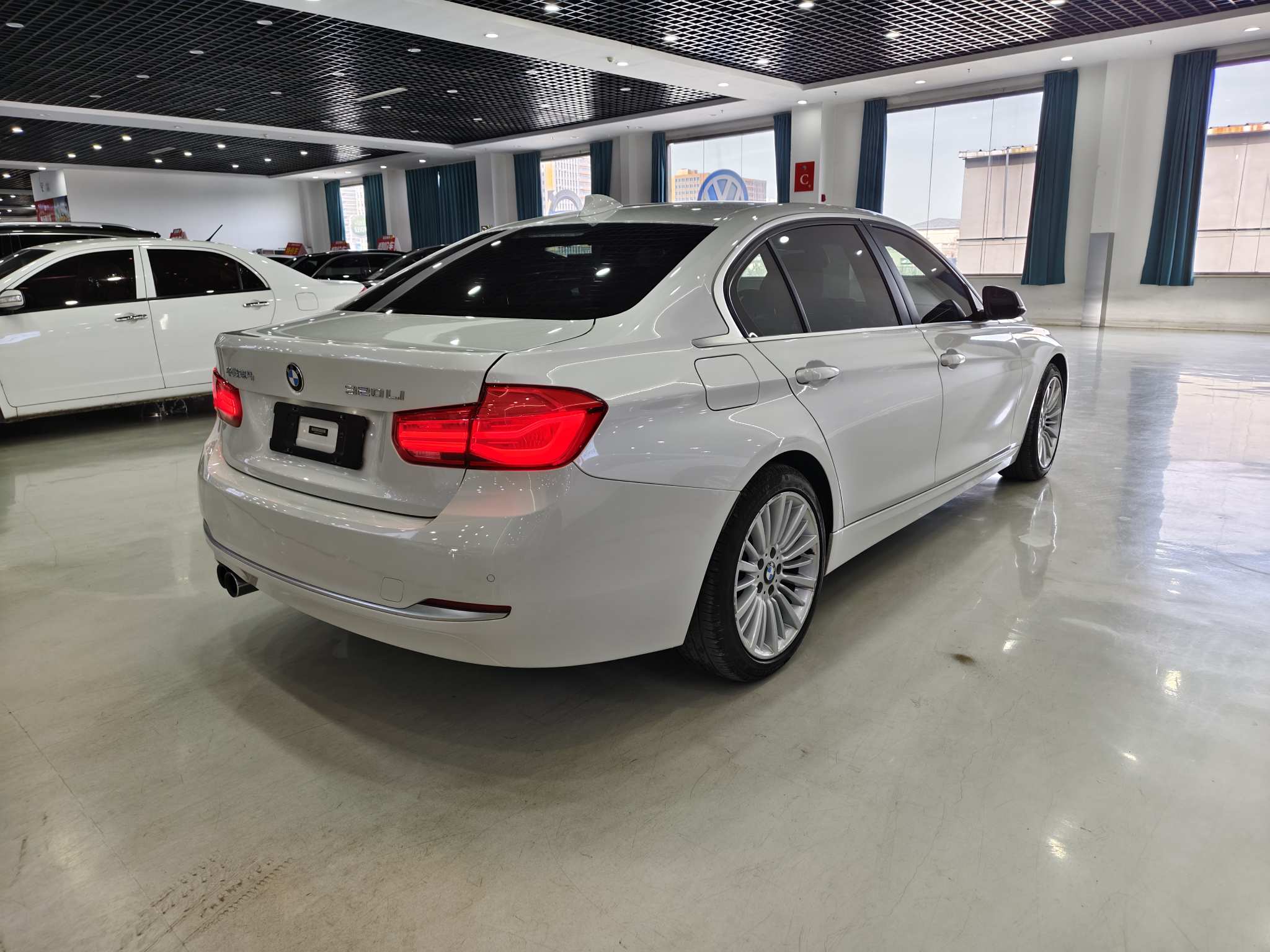 BMW 3 Series 2018 car image #8