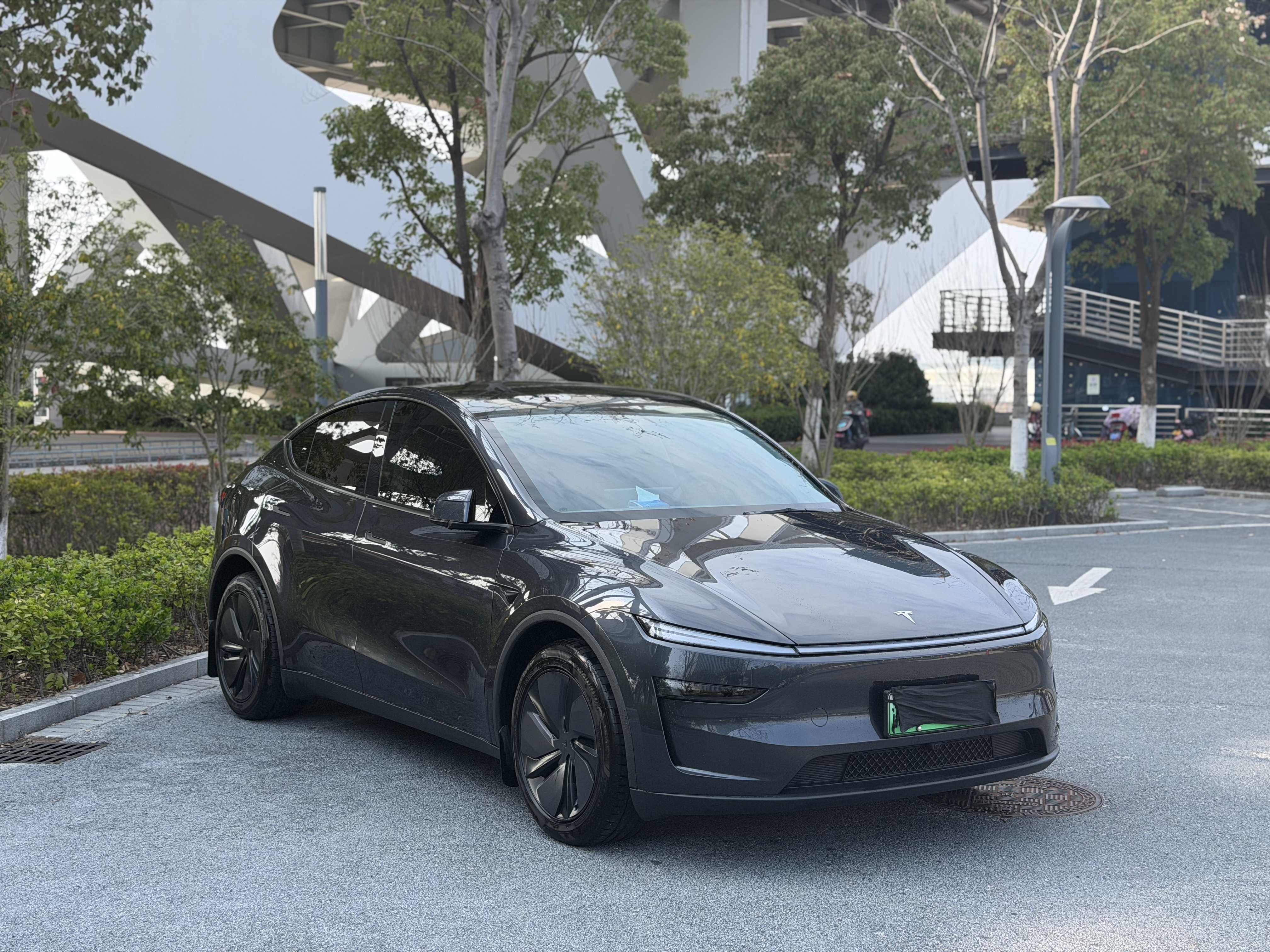 Tesla Model Y 2025 #5 Tesla Model Y 2025 car image #5