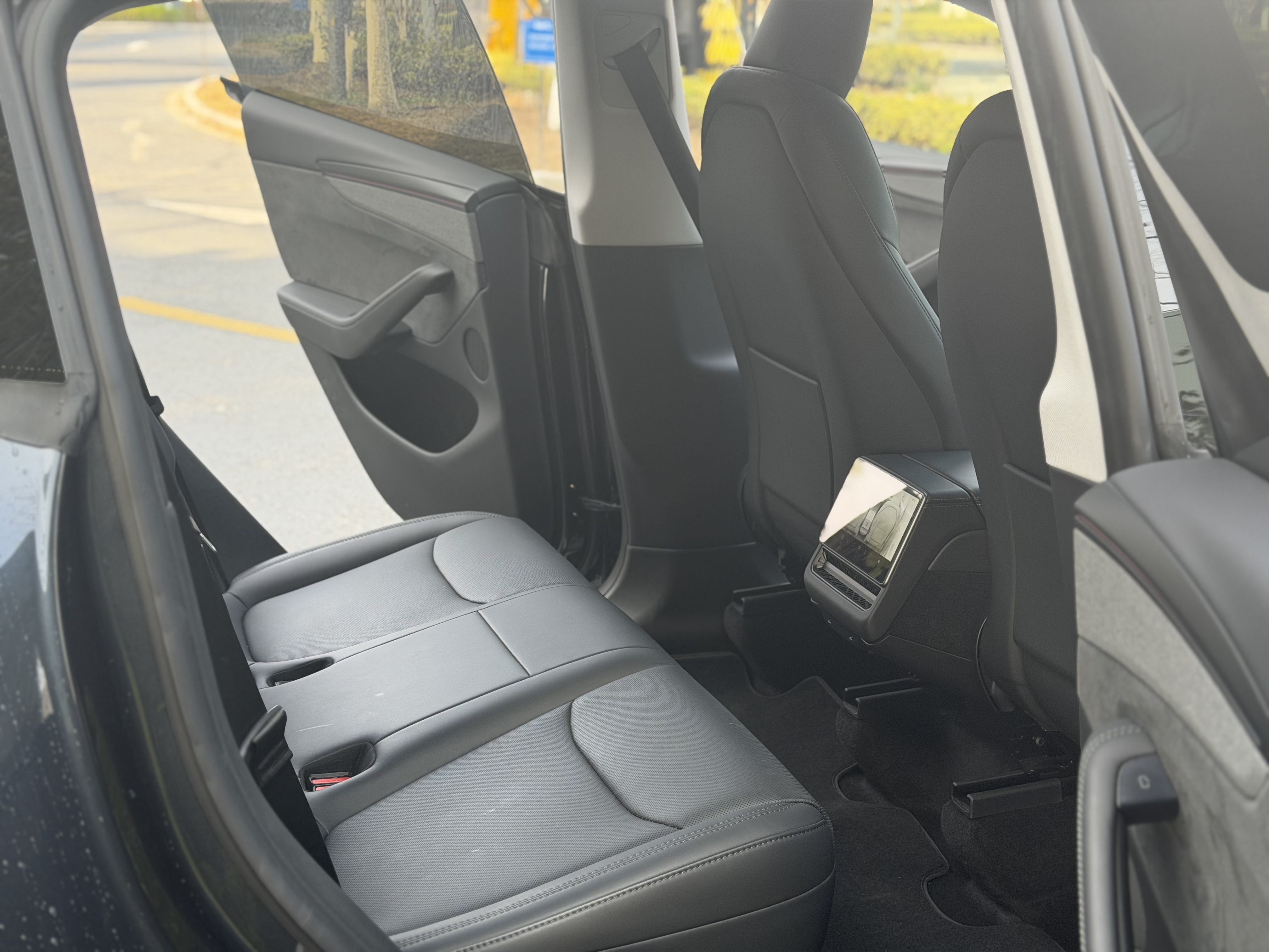Tesla Model Y 2025 #9 Tesla Model Y 2025 car image #9