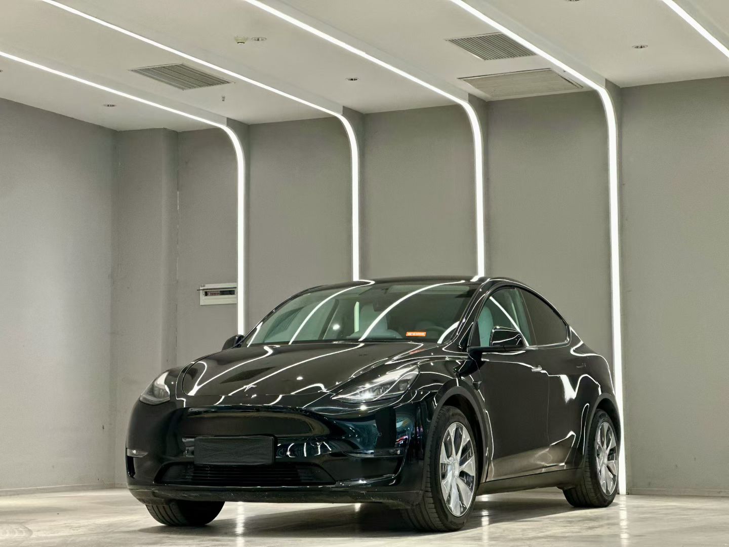 Tesla Model Y 2021 car image #2
