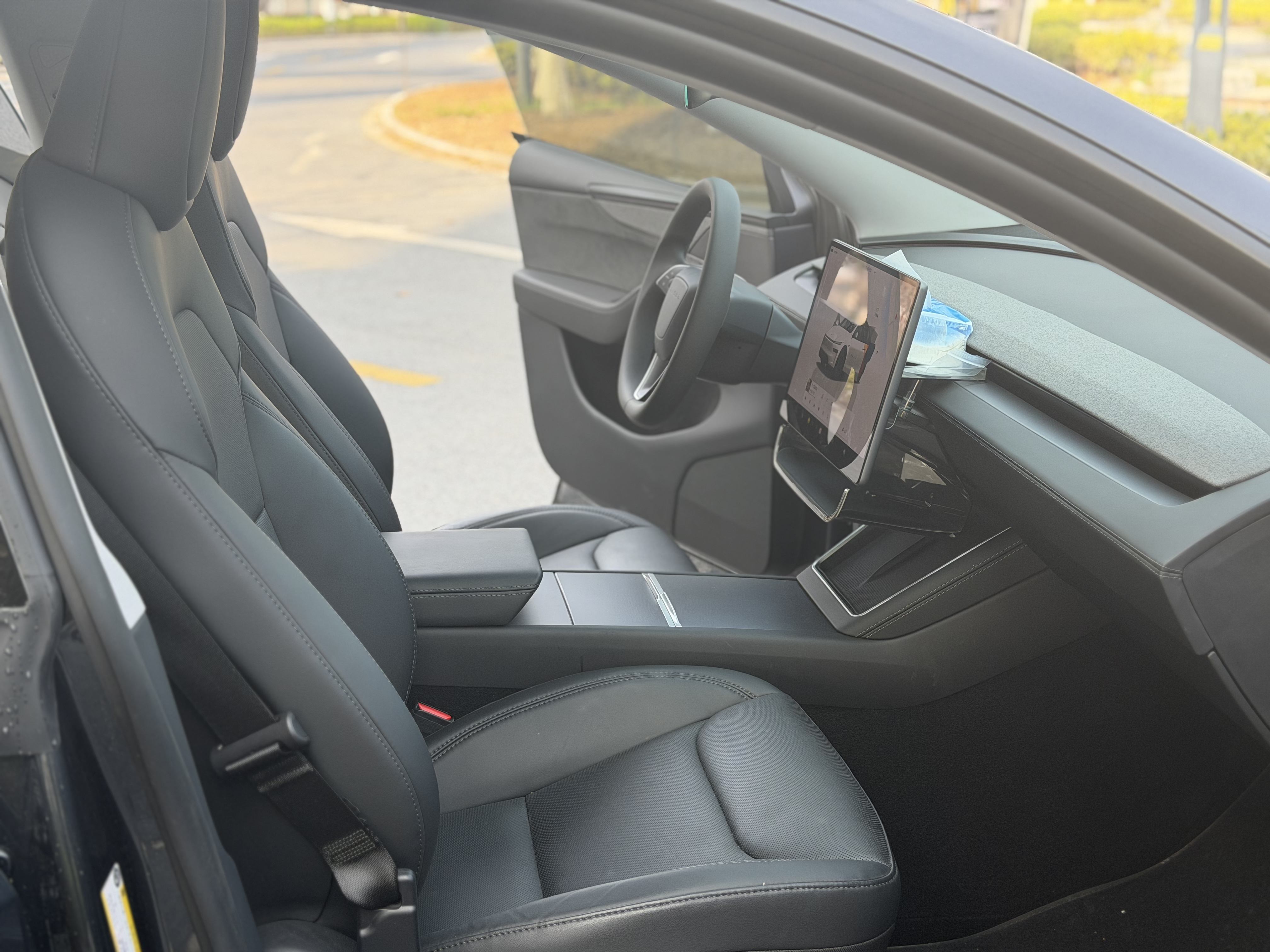 Tesla Model Y 2025 #8 Tesla Model Y 2025 car image #8