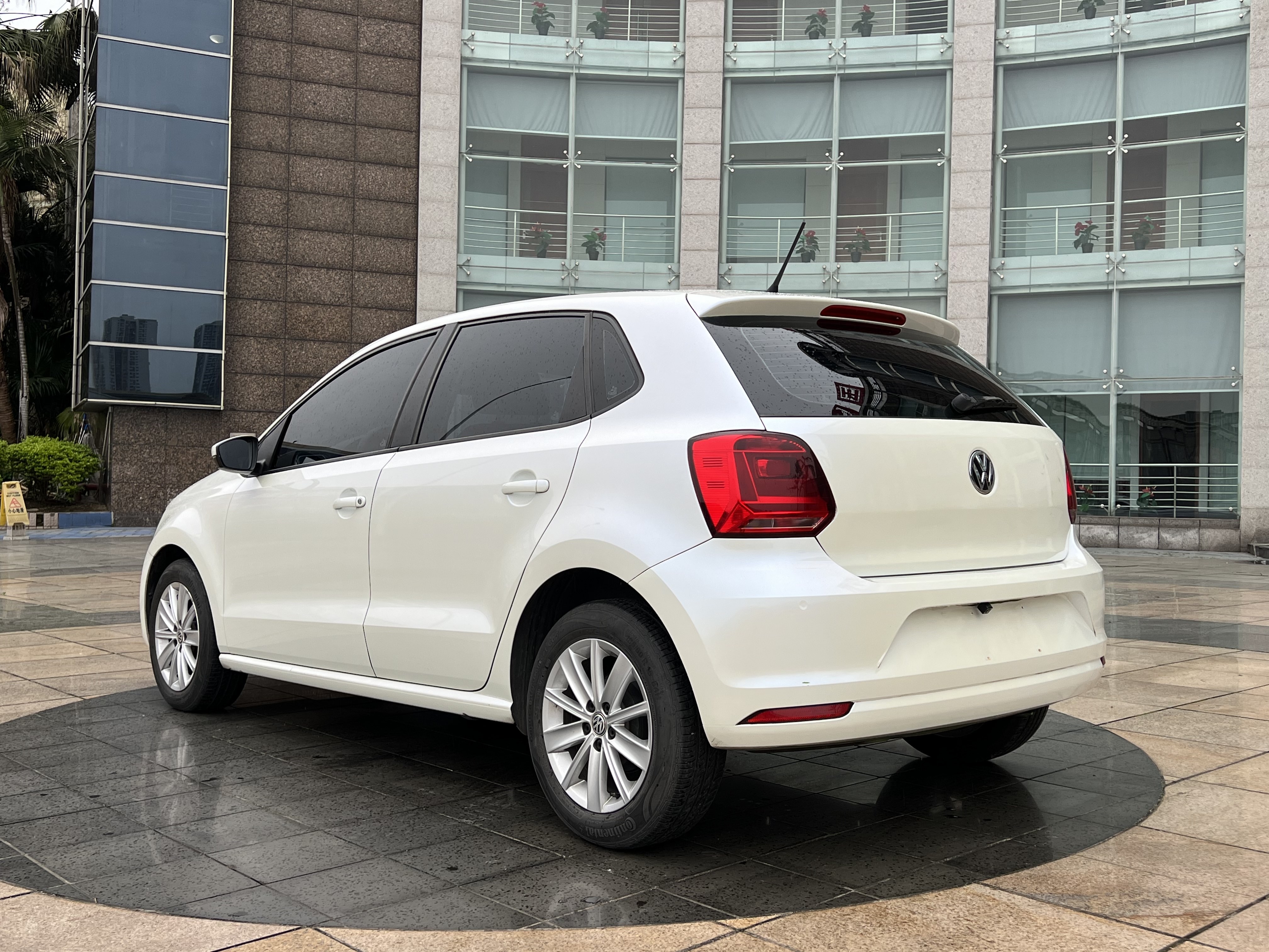 Volkswagen Polo 2015 car image #6