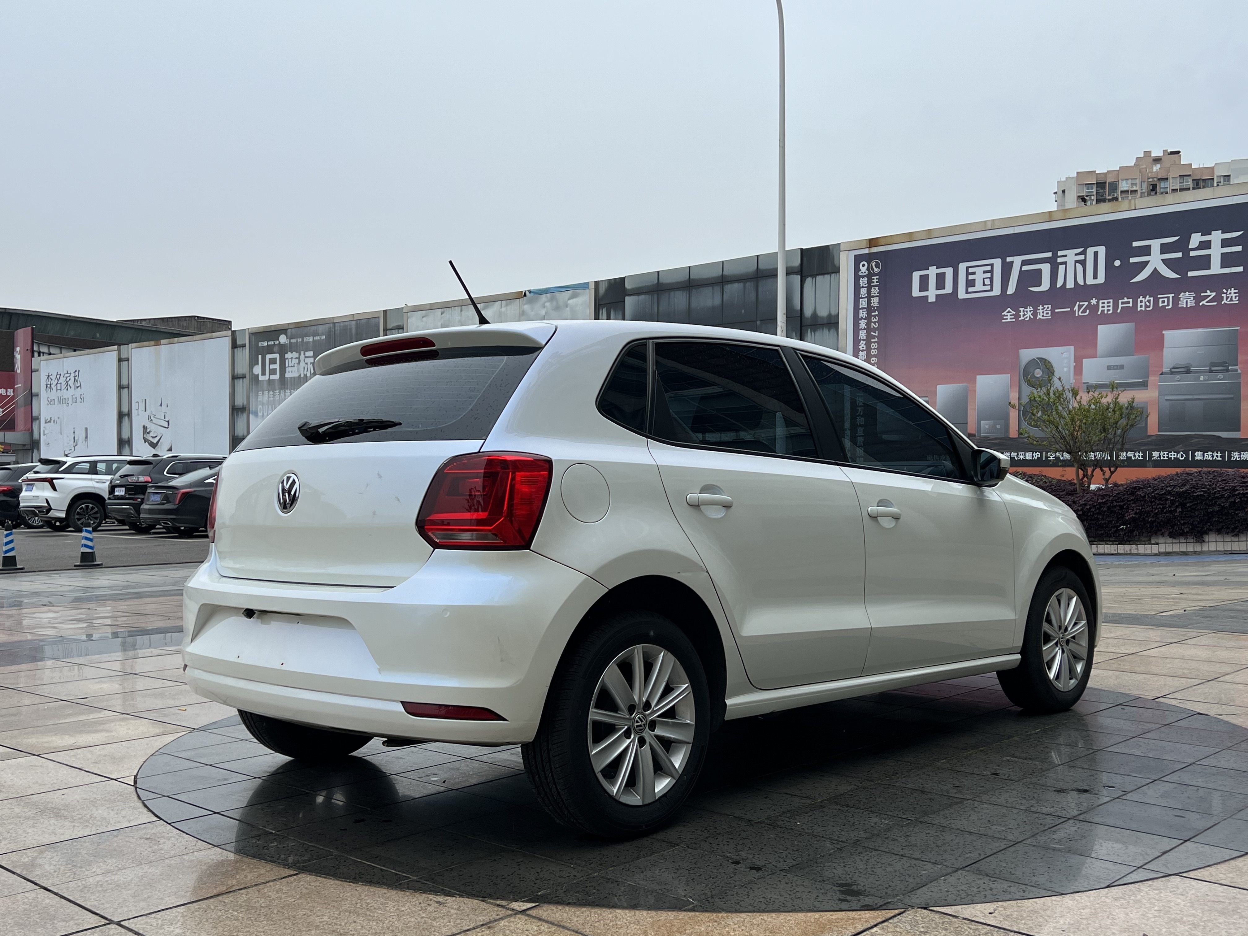 Volkswagen Polo 2015 car image #8