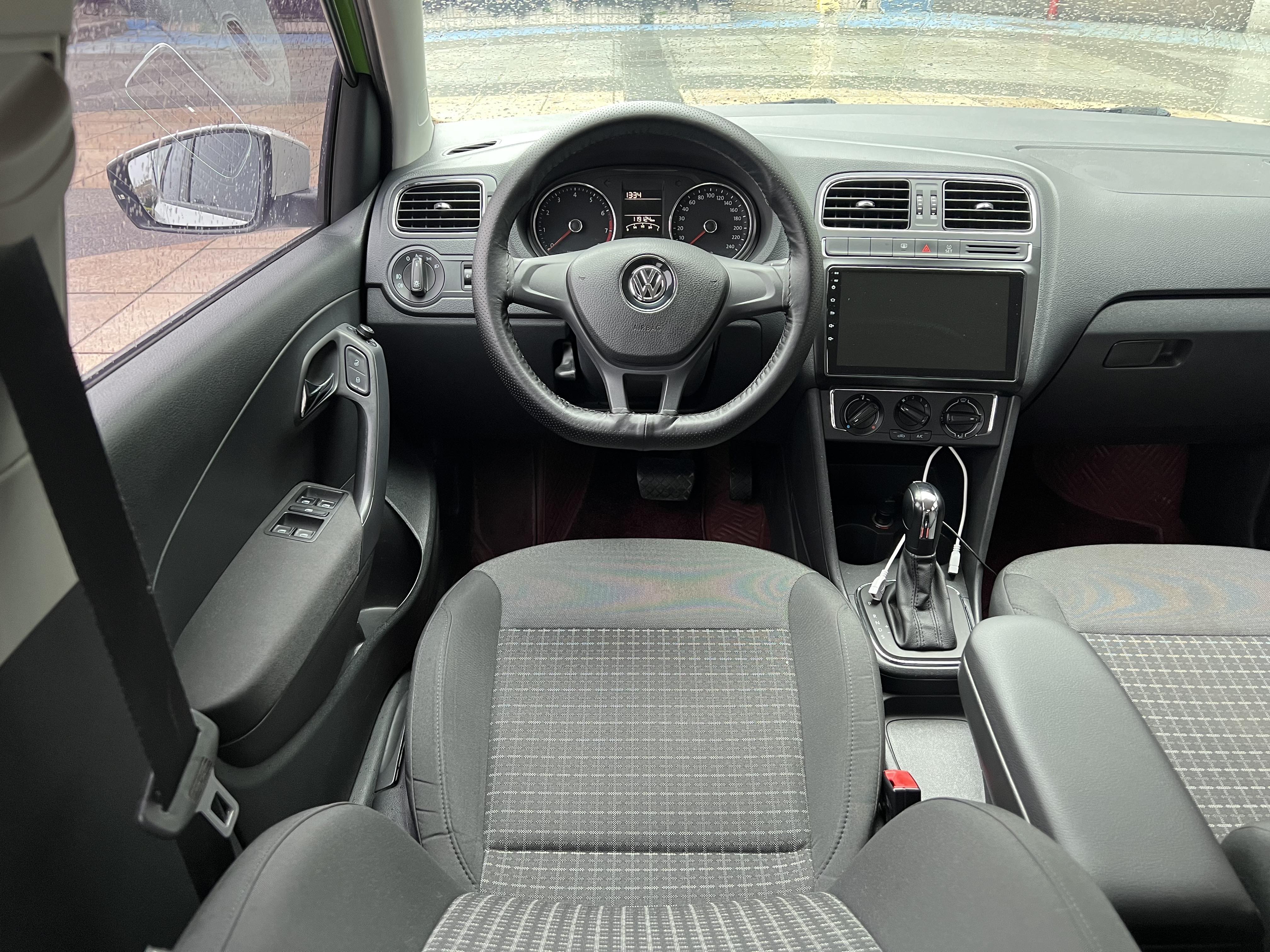 Volkswagen Polo 2015 car image #12