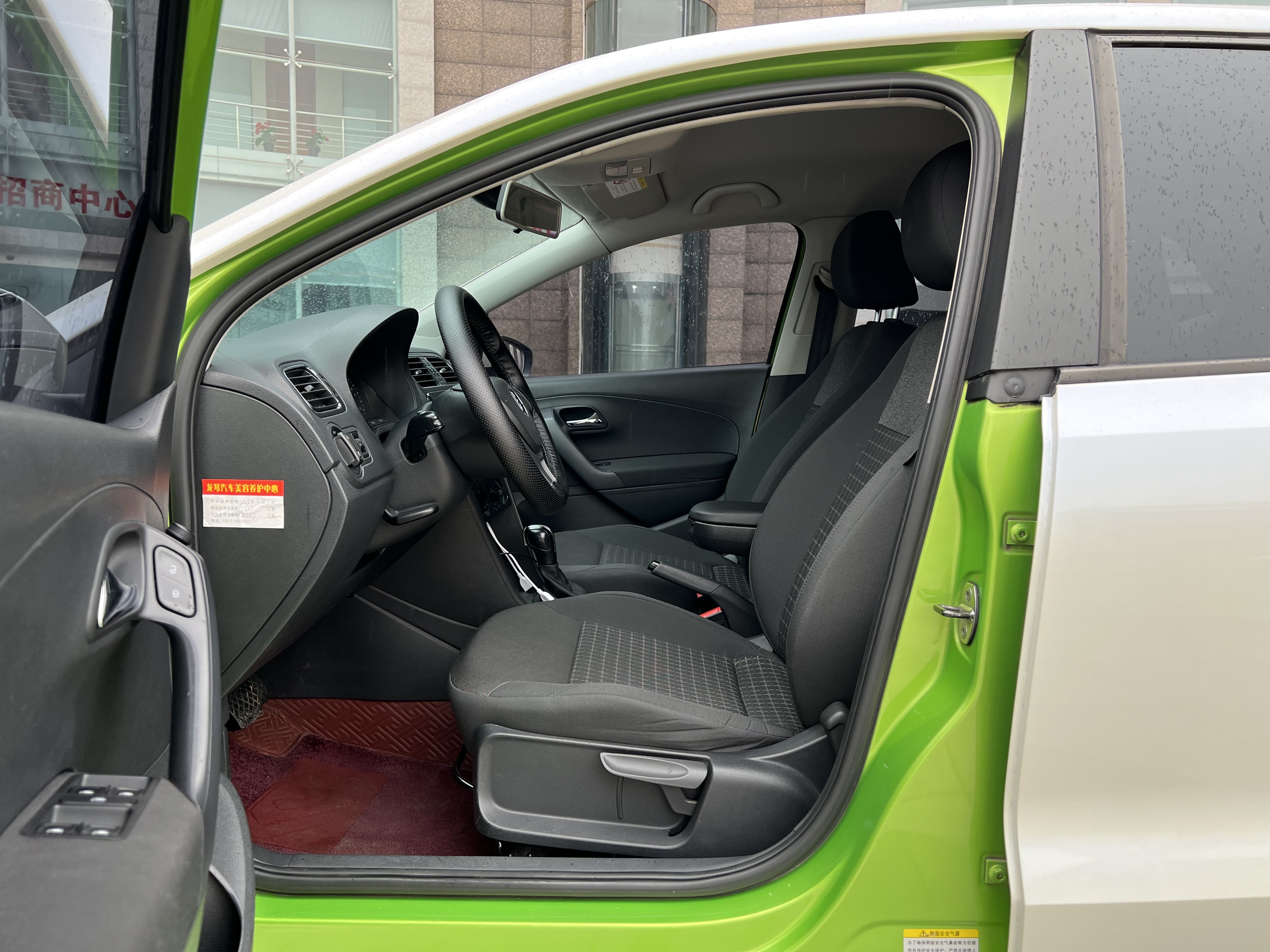 Volkswagen Polo 2015 car image #10