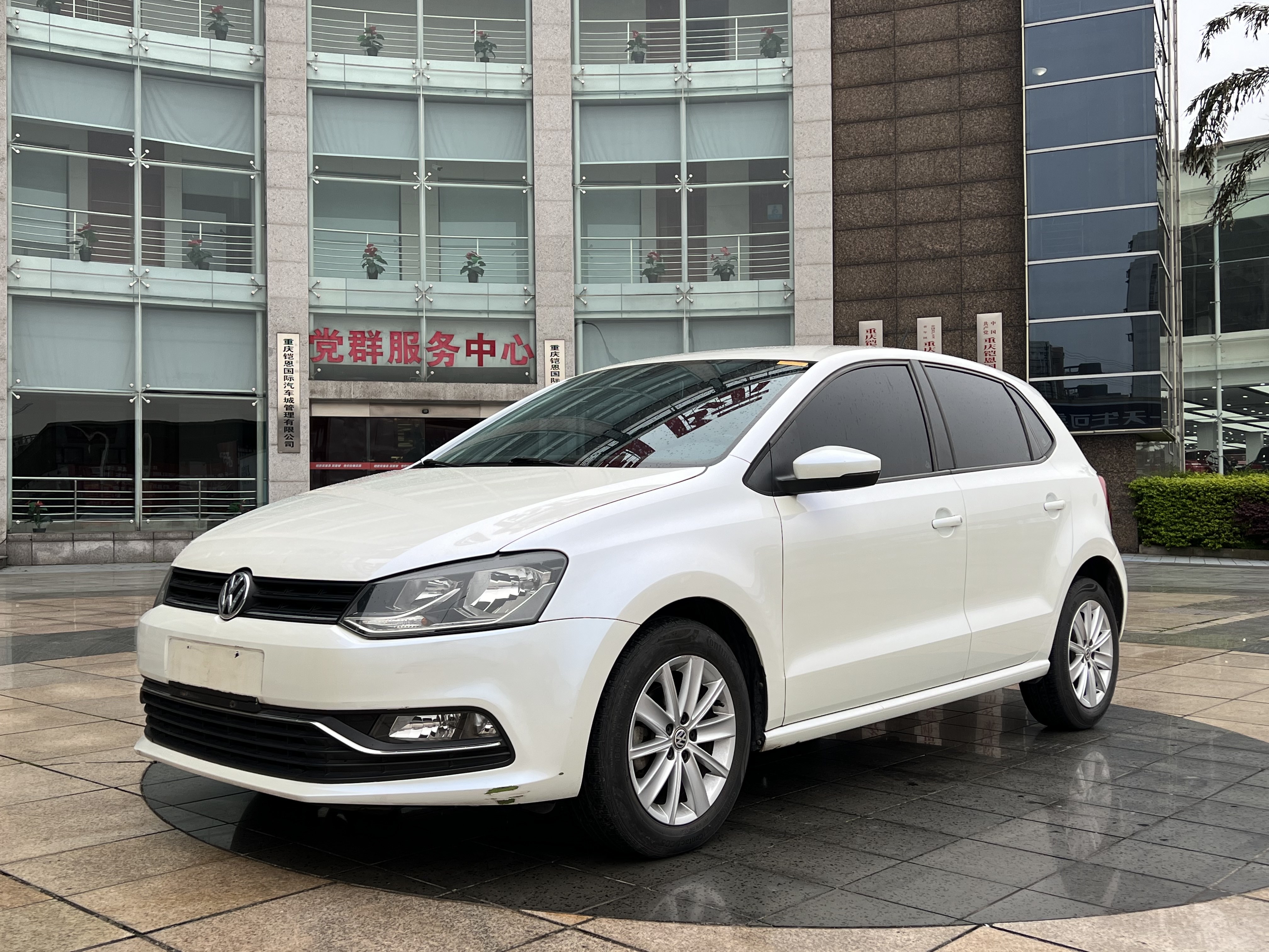 Volkswagen Polo 2015 car image #2