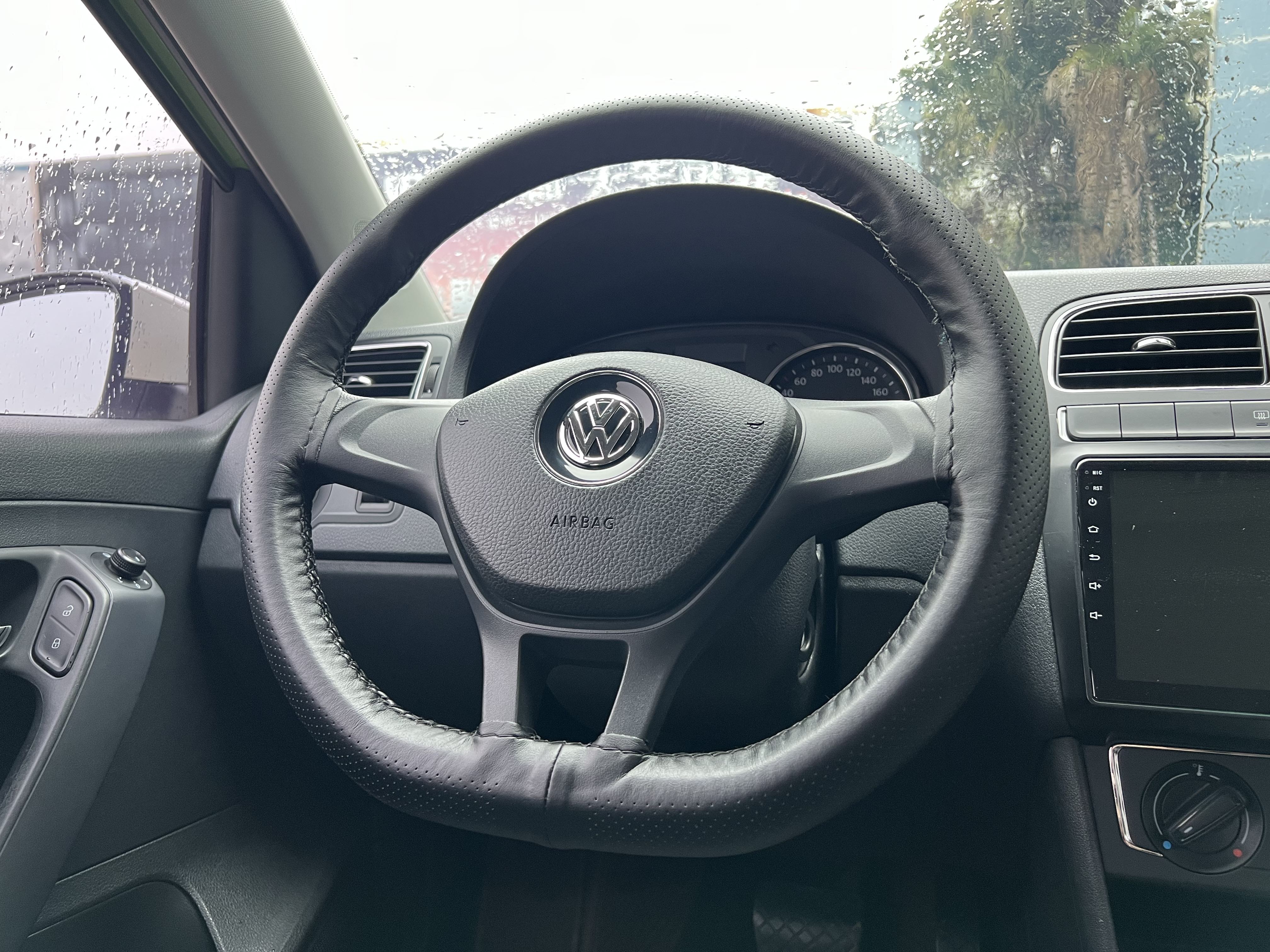 Volkswagen Polo 2015 car image #16
