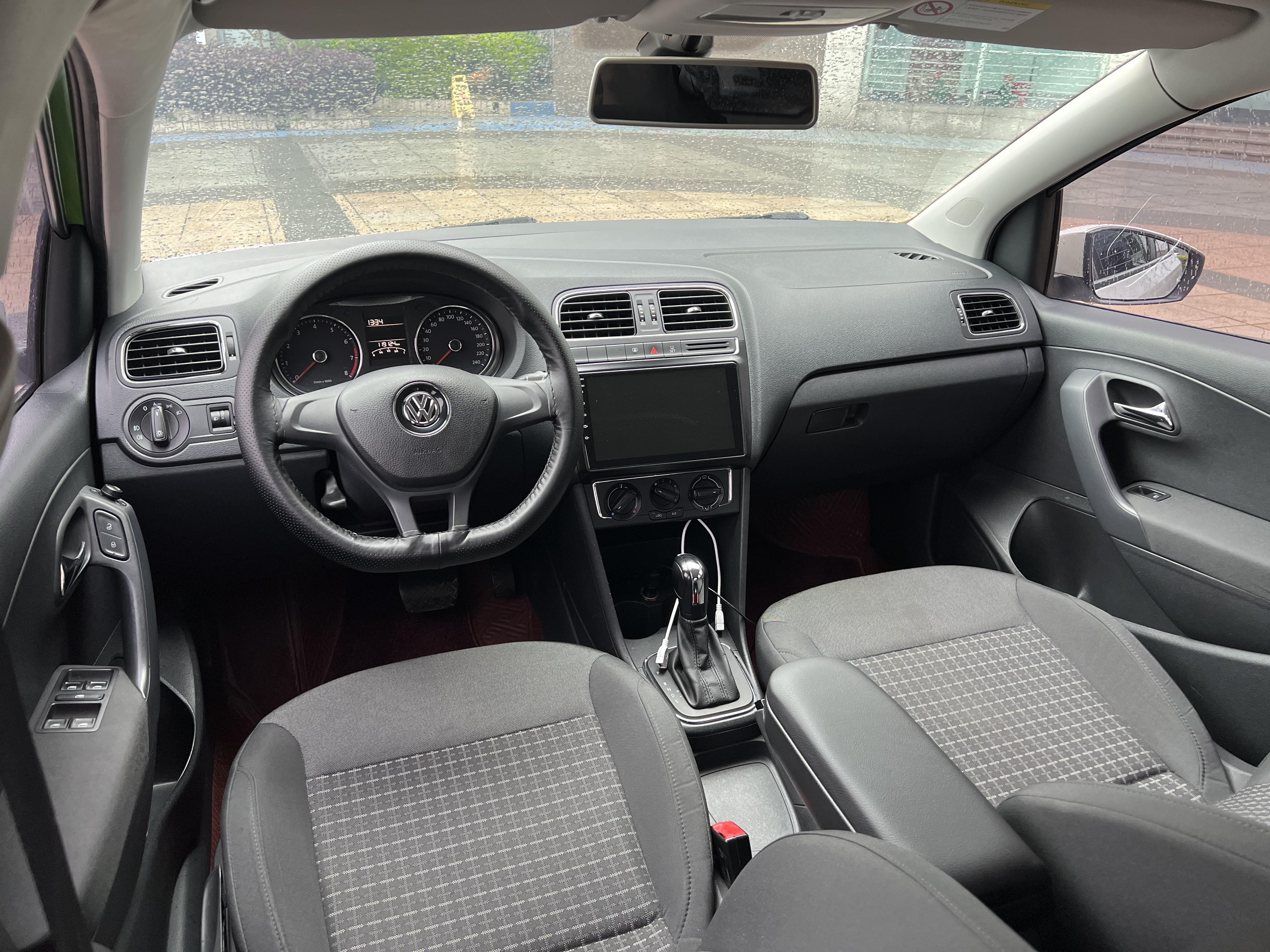 Volkswagen Polo 2015 car image #13