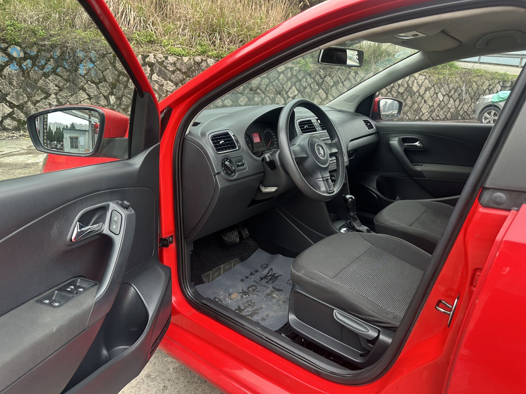 Volkswagen Polo 2012 car image #6
