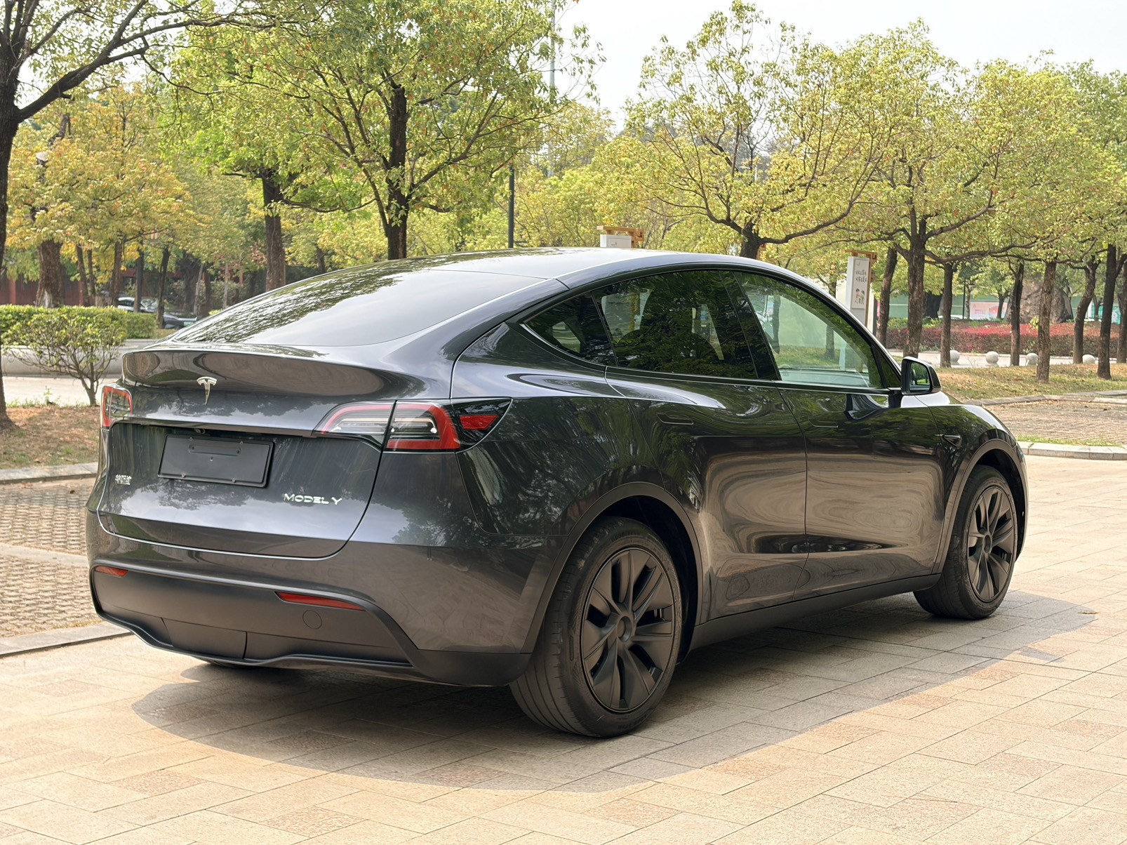 Tesla Model Y 2024 car image #9