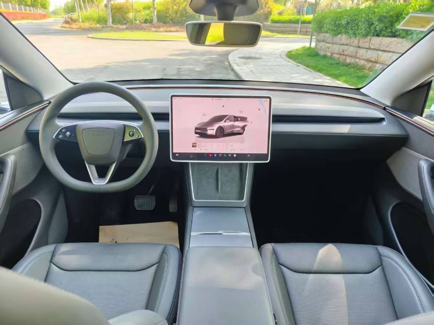 Tesla Model Y 2025 #8 Tesla Model Y 2025 car image #8