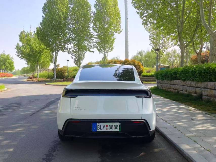 Tesla Model Y 2025 #10 Tesla Model Y 2025 car image #10
