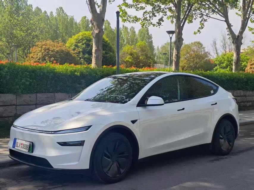 Tesla Model Y 2025 #2 Tesla Model Y 2025 car image #2