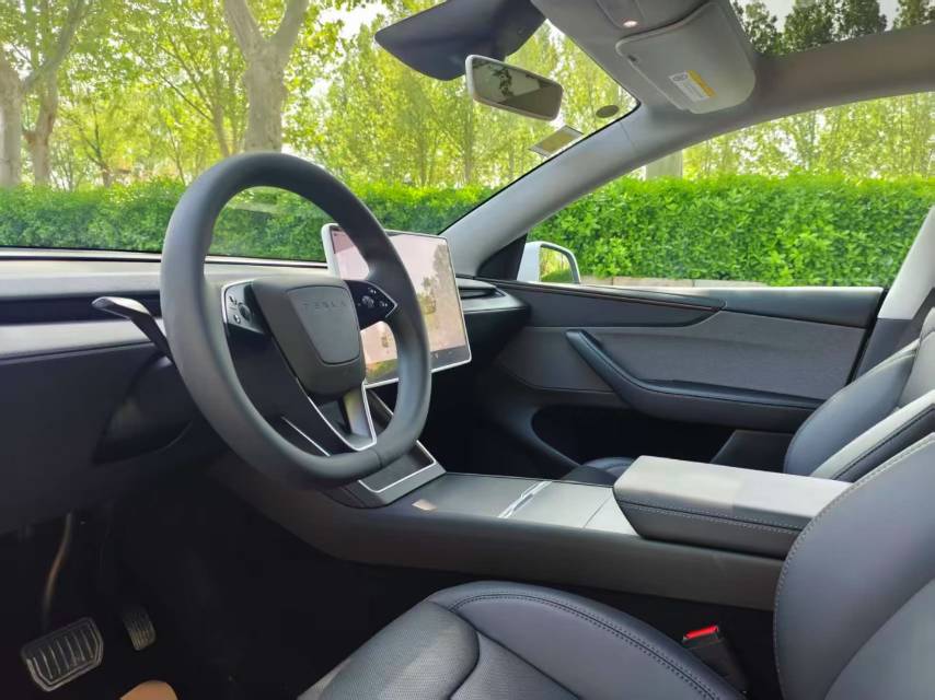 Tesla Model Y 2025 #6 Tesla Model Y 2025 car image #6