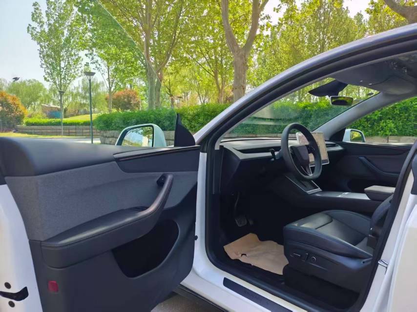 Tesla Model Y 2025 #7 Tesla Model Y 2025 car image #7