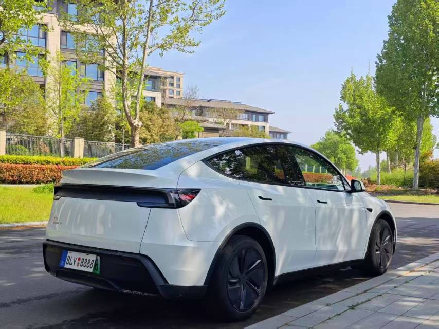 Tesla Model Y 2025 #9 Tesla Model Y 2025 car image #9