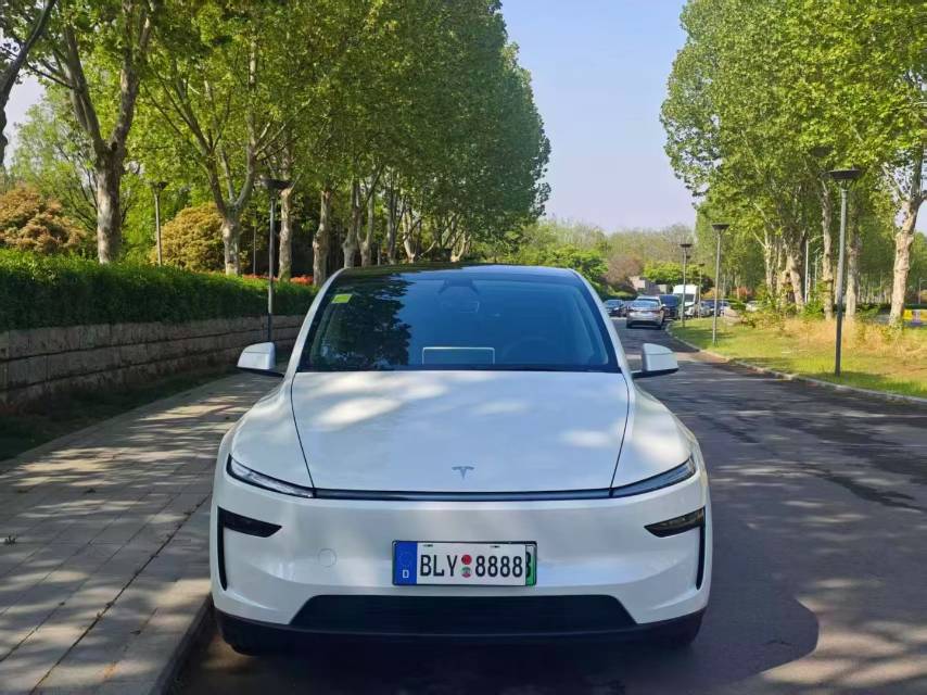 Tesla Model Y 2025 #4 Tesla Model Y 2025 car image #4