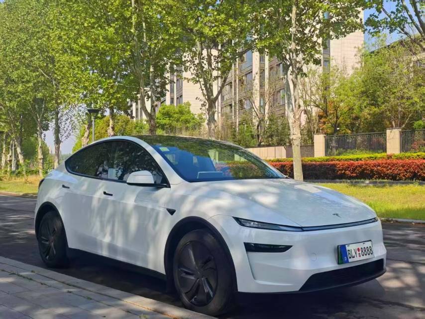 Tesla Model Y 2025 #5 Tesla Model Y 2025 car image #5