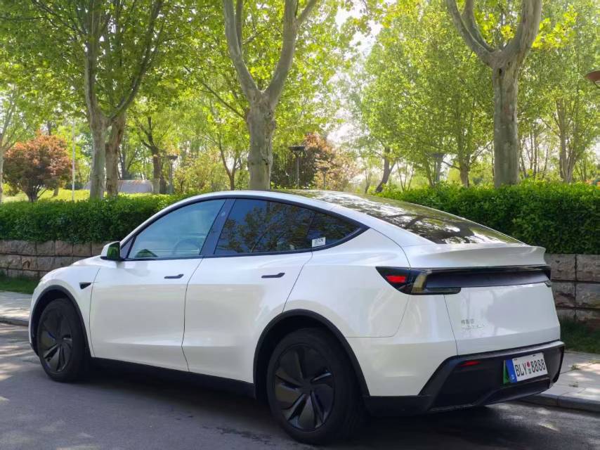 Tesla Model Y 2025 #11 Tesla Model Y 2025 car image #11