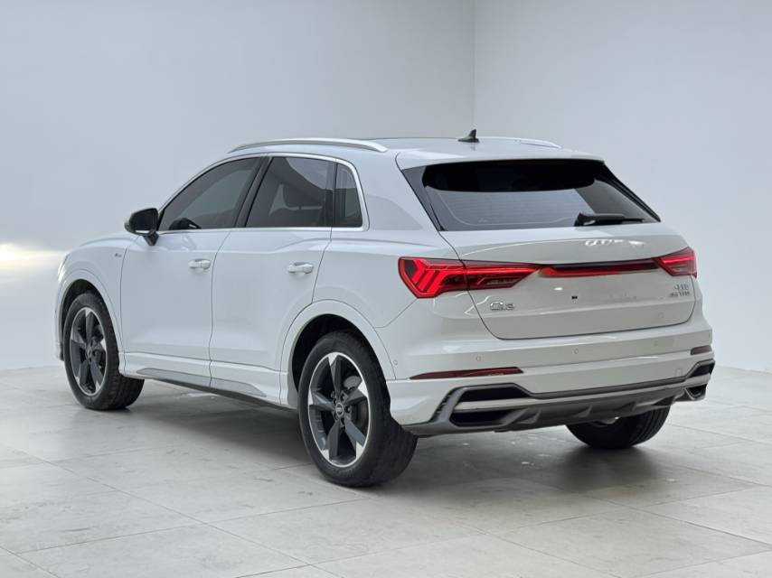 Audi Q3 2023 car image #12