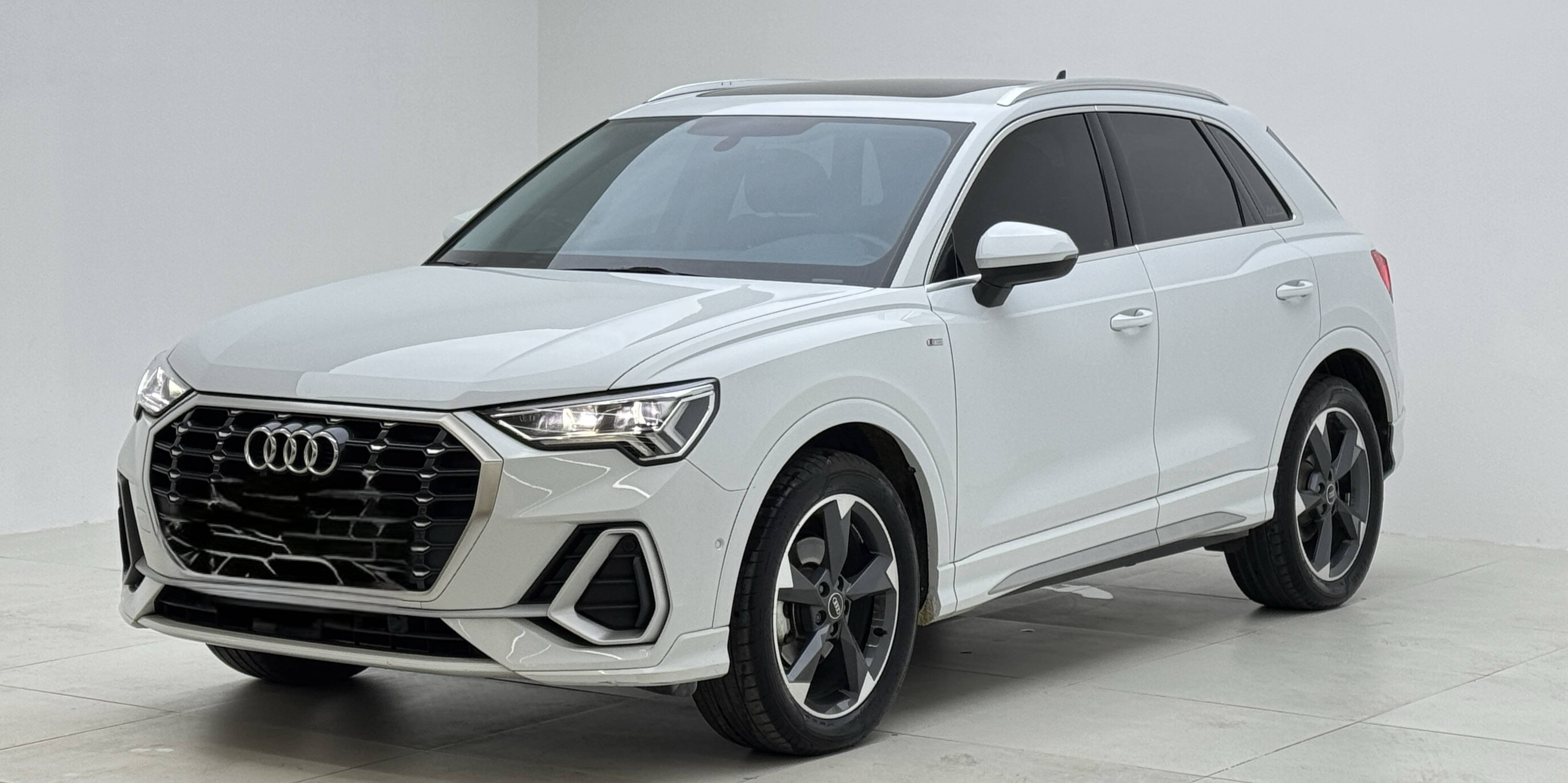 Audi Q3 2023 car image #2