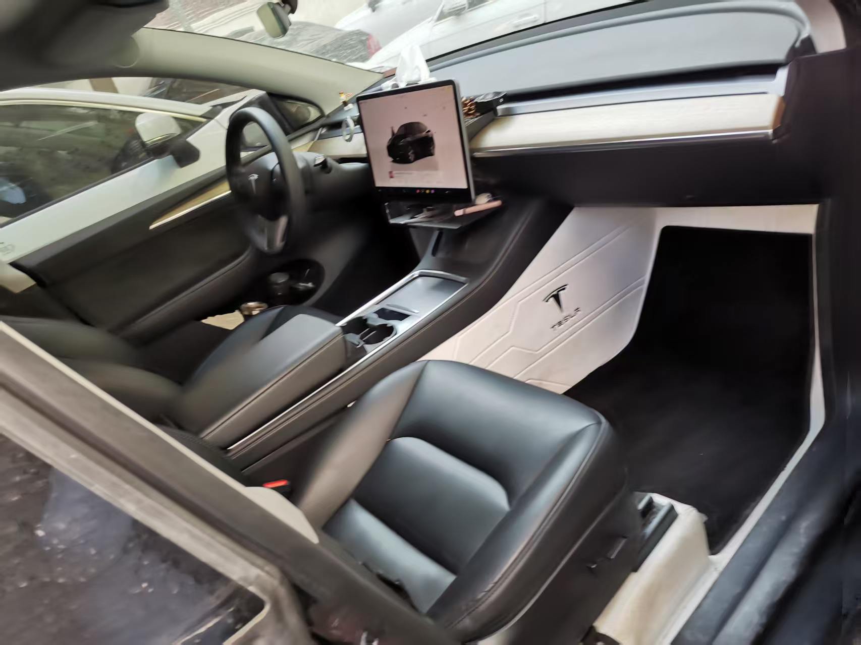 Tesla Model Y 2023 car image #9