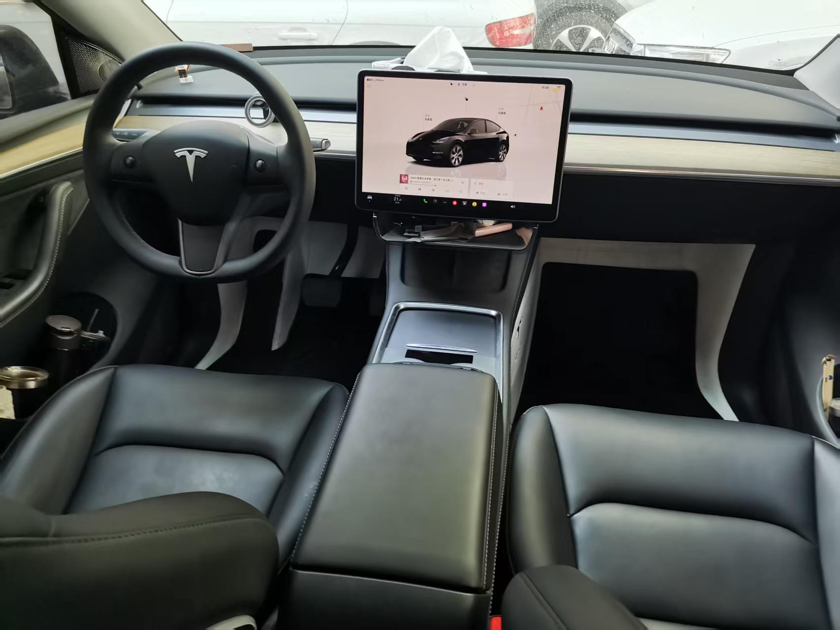 Tesla Model Y 2023 car image #11