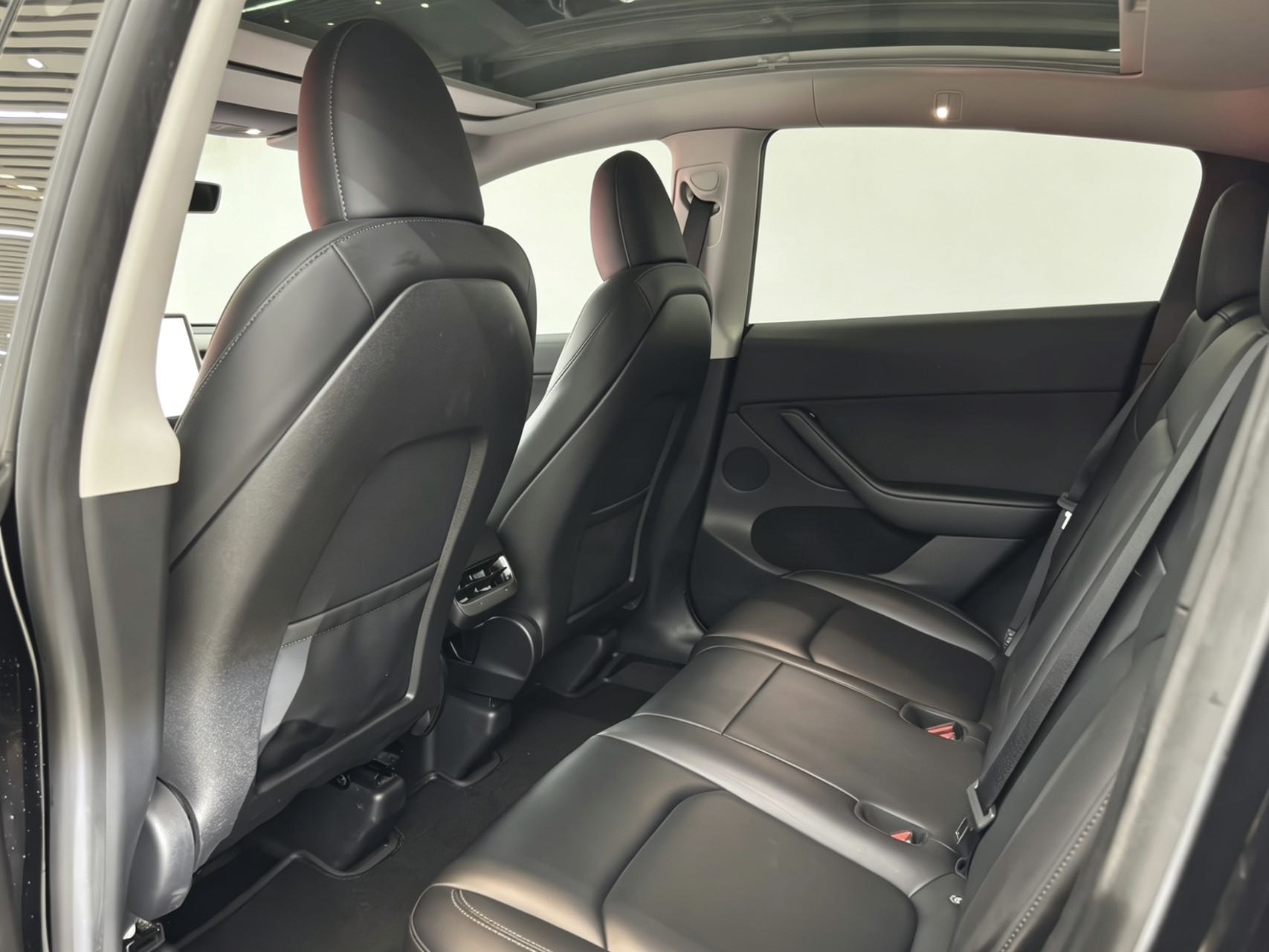 Tesla Model Y 2022 car image #9