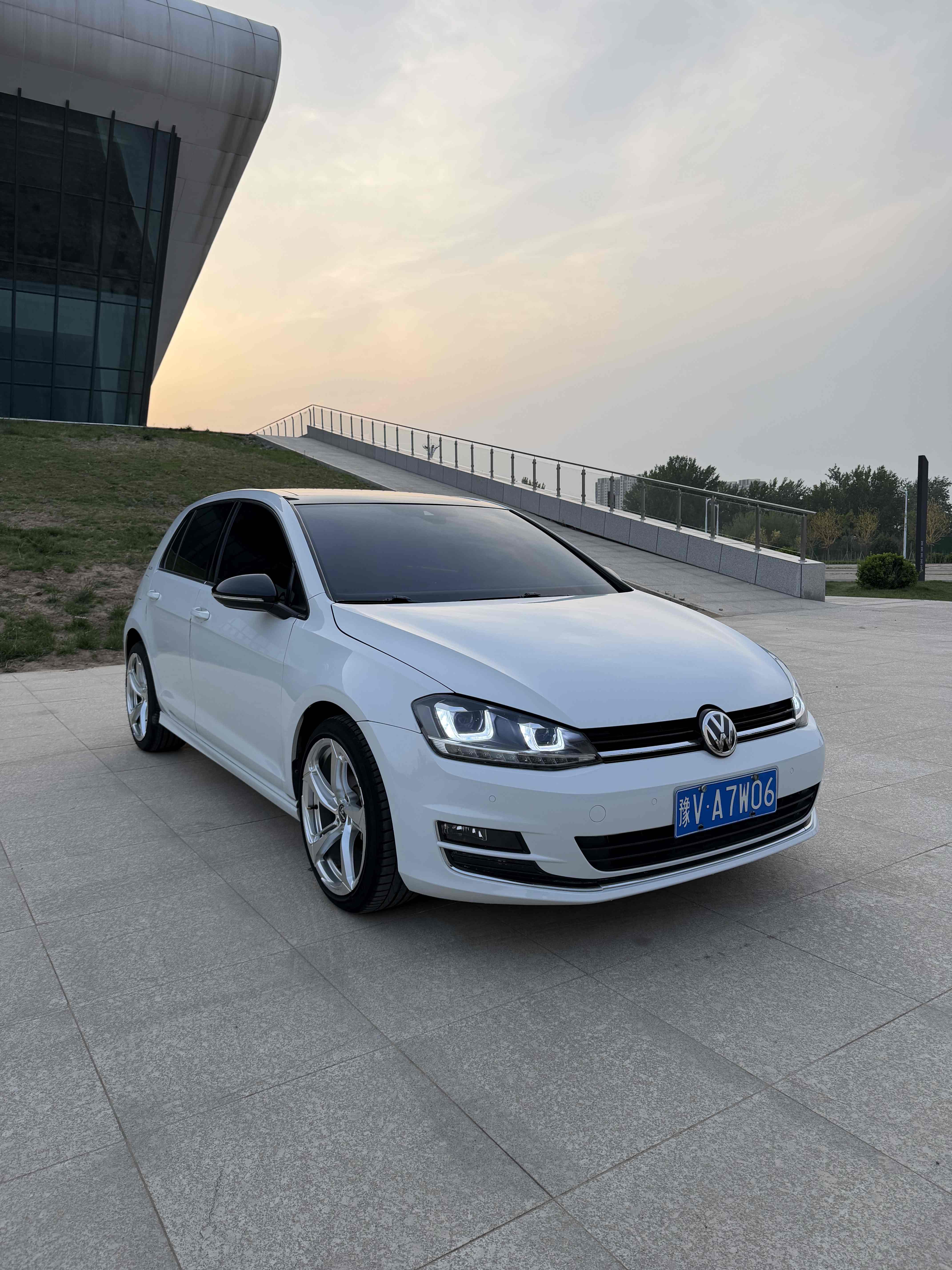 Volkswagen Golf 2017 car image #3
