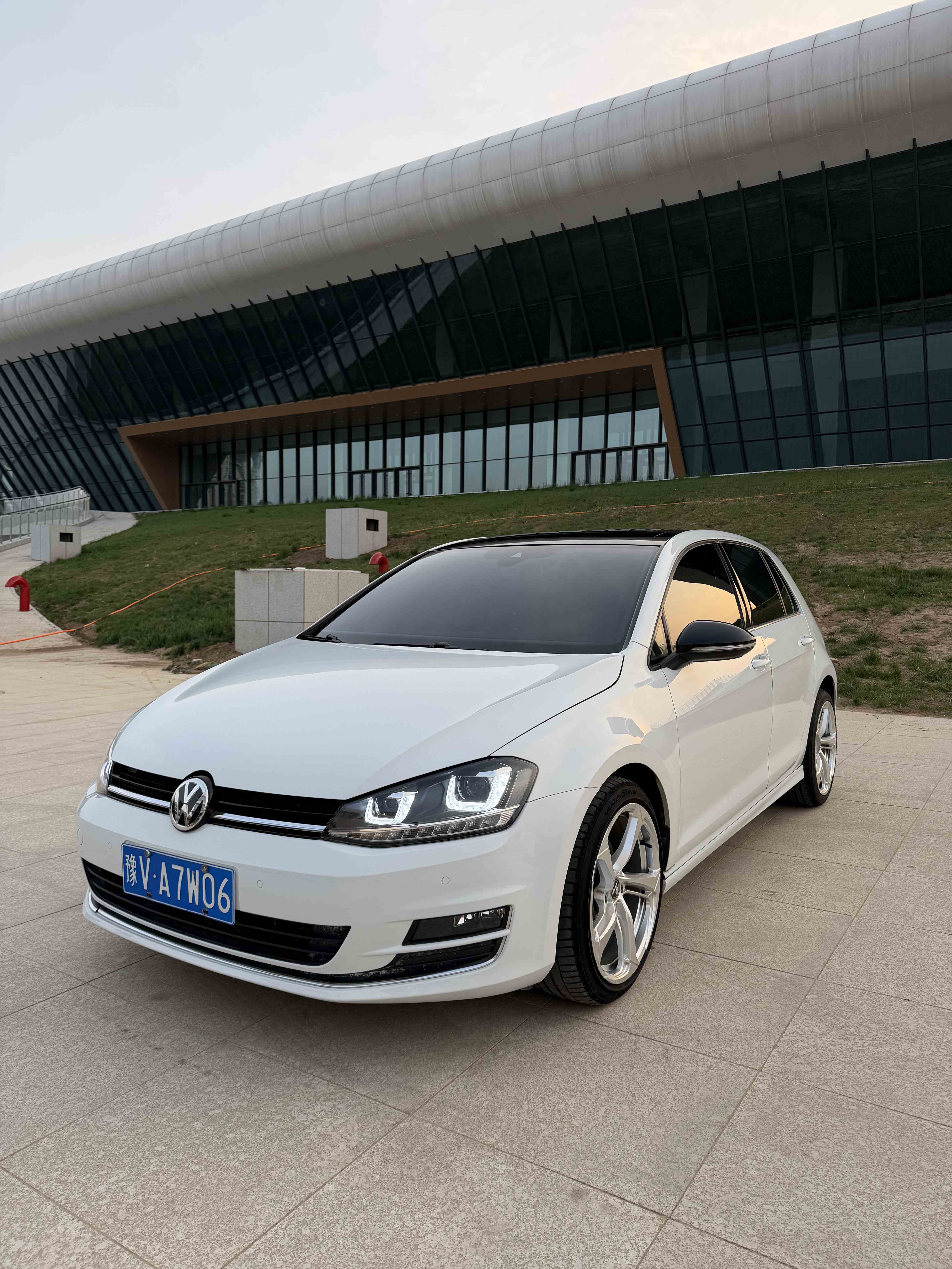 Volkswagen Golf 2017 car image 