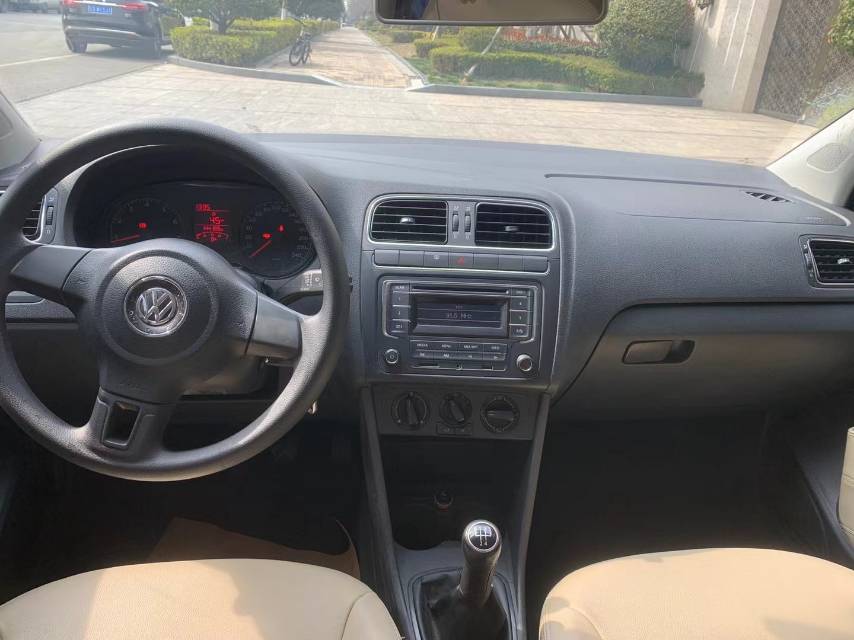 Volkswagen Polo 2012 car image #10