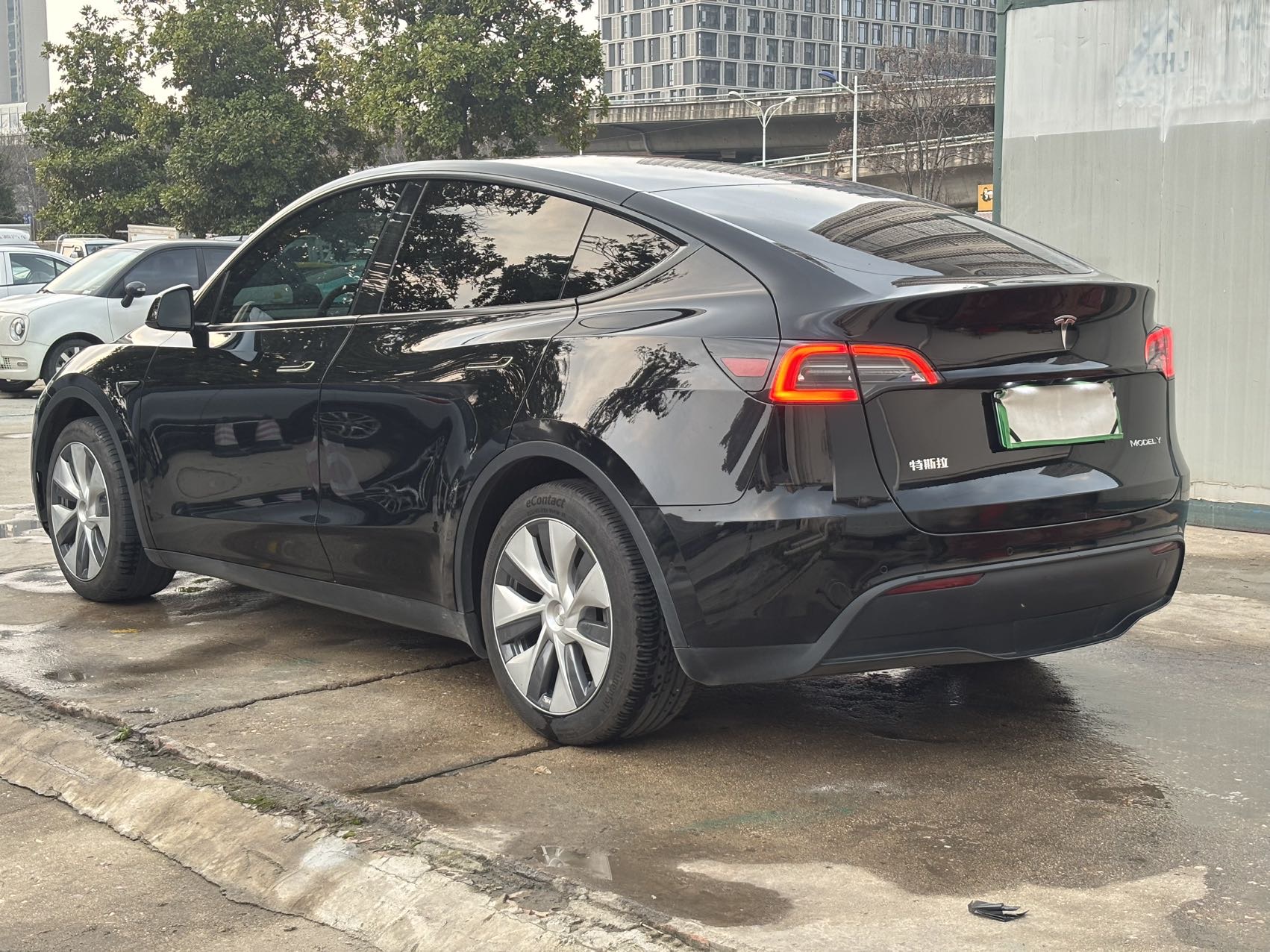 Tesla Model Y 2023 car image #8