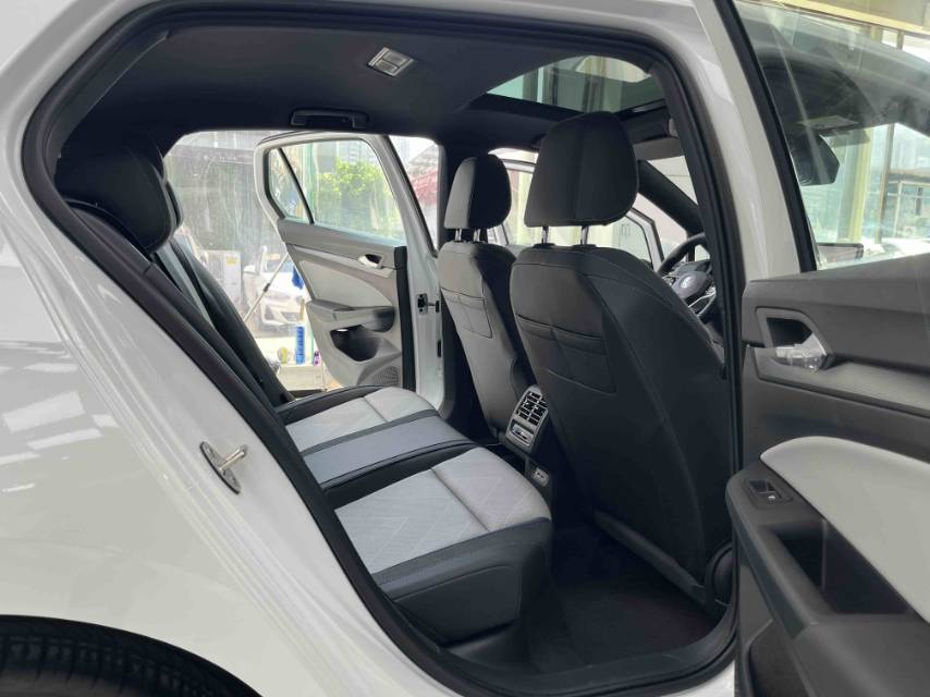 Volkswagen Golf 2025 car image #7