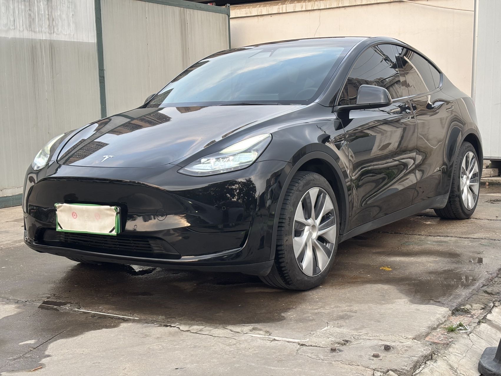 Tesla Model Y 2023 car image #2