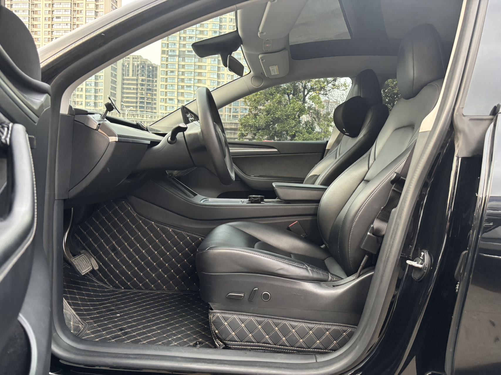 Tesla Model Y 2023 car image #9