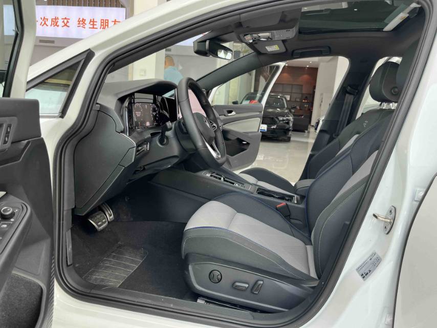 Volkswagen Golf 2025 car image #5