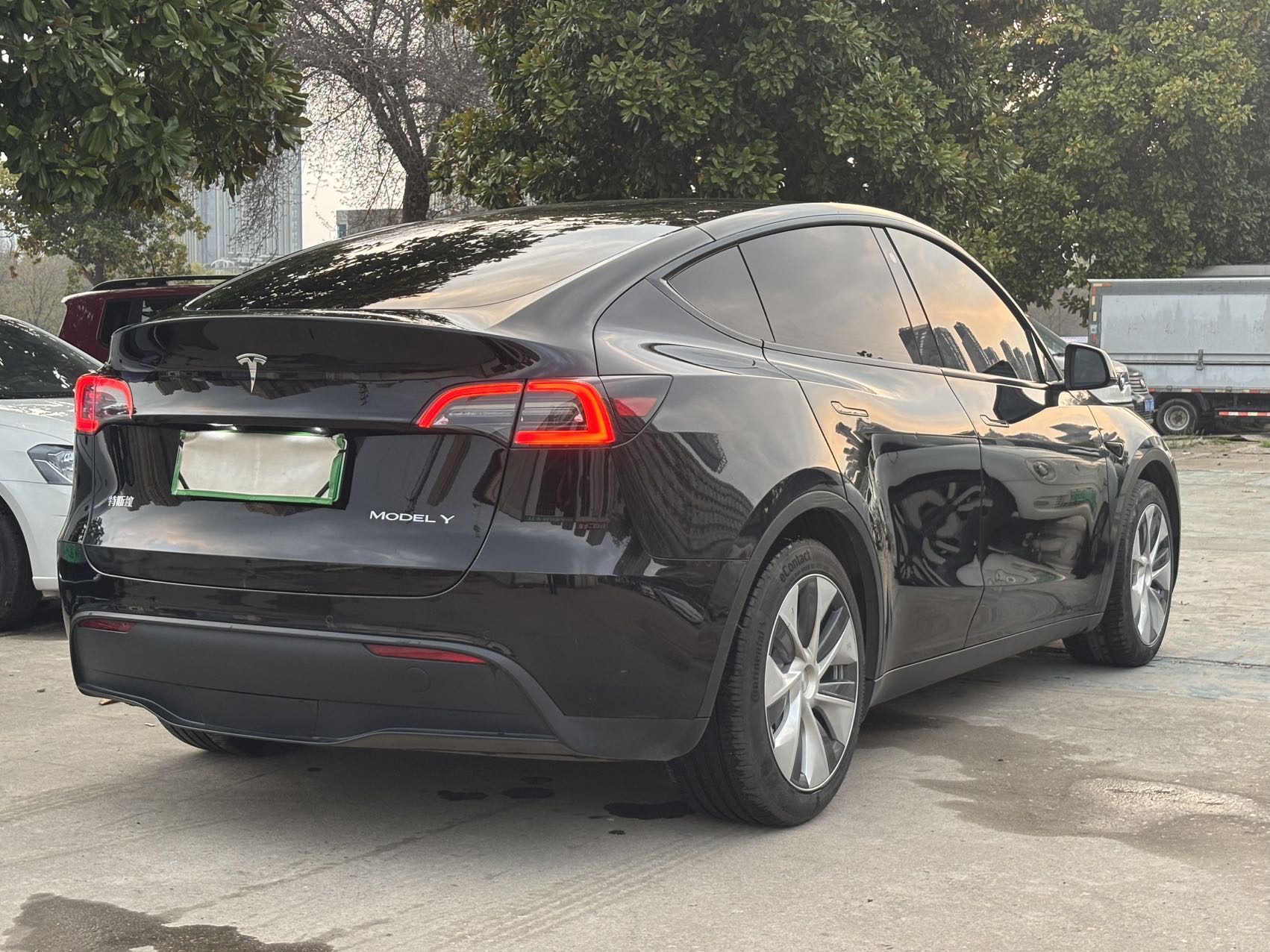 Tesla Model Y 2023 car image #6