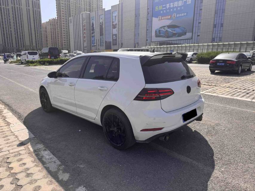 2019 car image #8