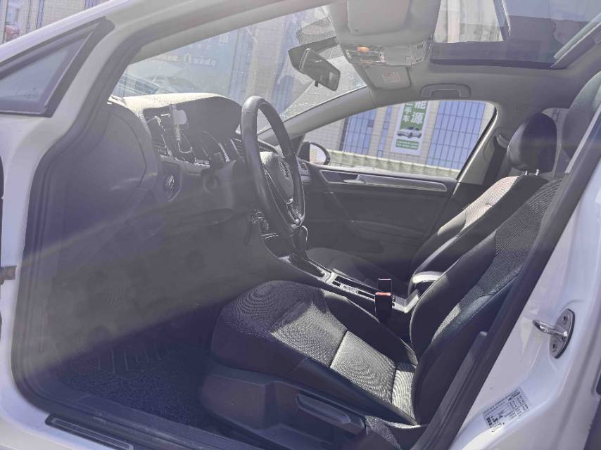 2019 car image #11