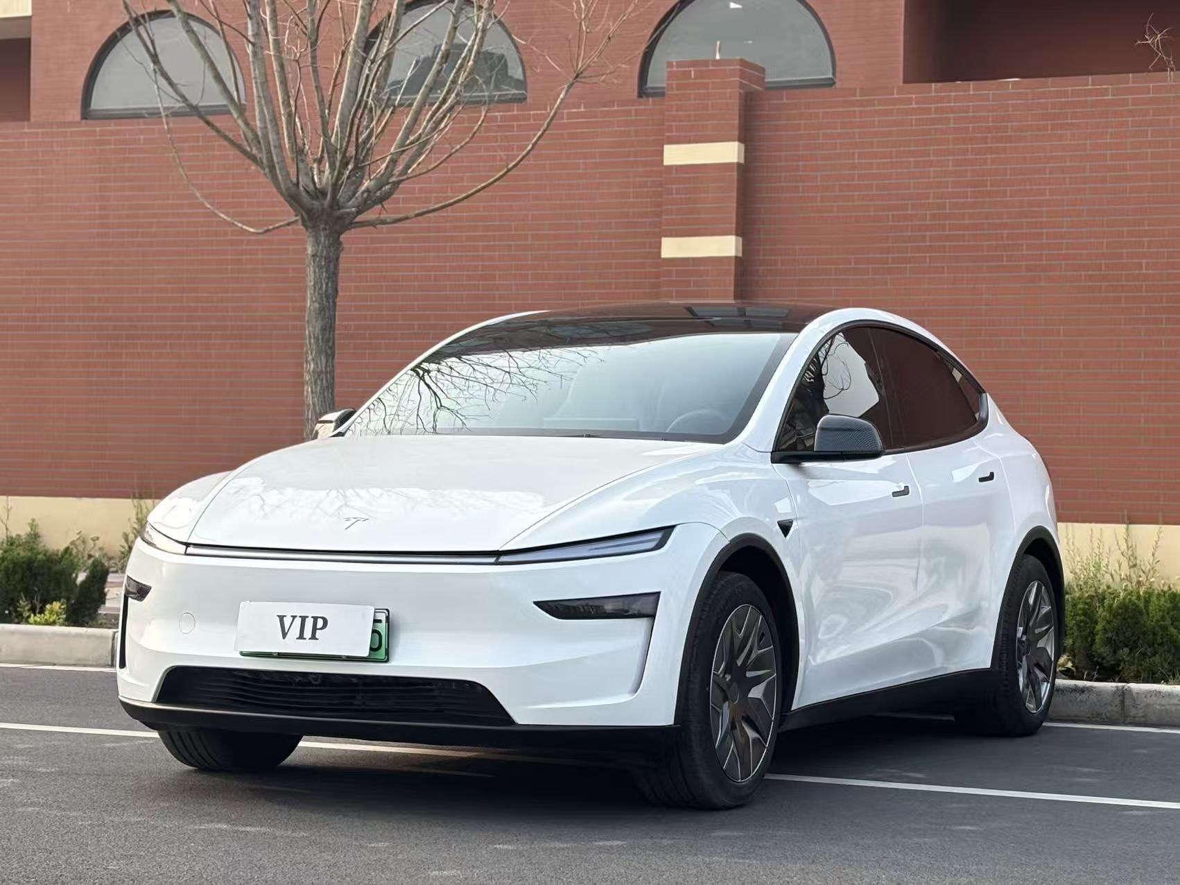 Tesla Model Y L 2025 Tesla Model Y L 2025 car image