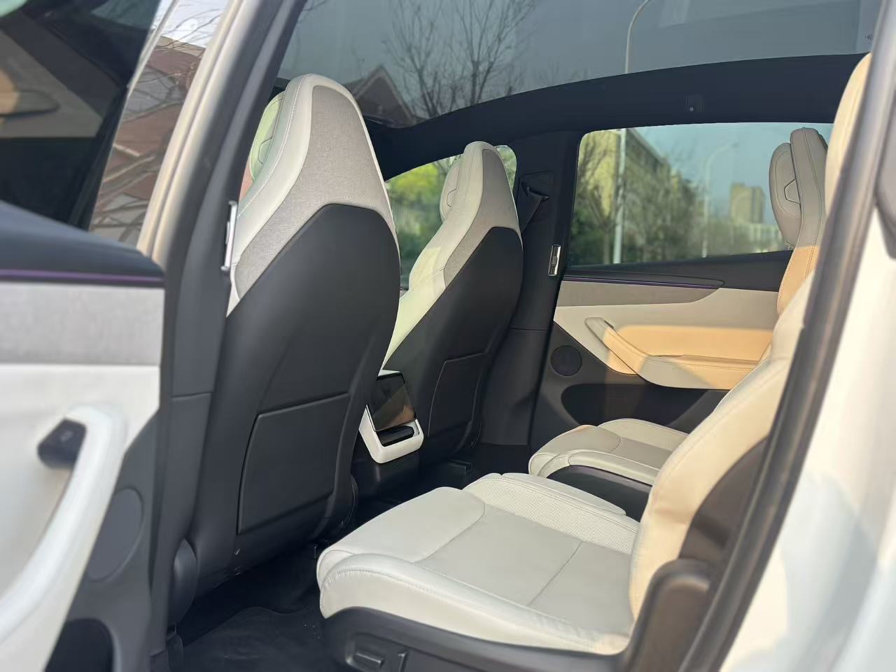Tesla Model Y L 2025 #6 Tesla Model Y L 2025 car image #6