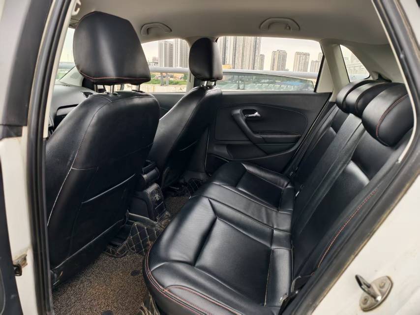 Volkswagen Polo 2015 car image #11