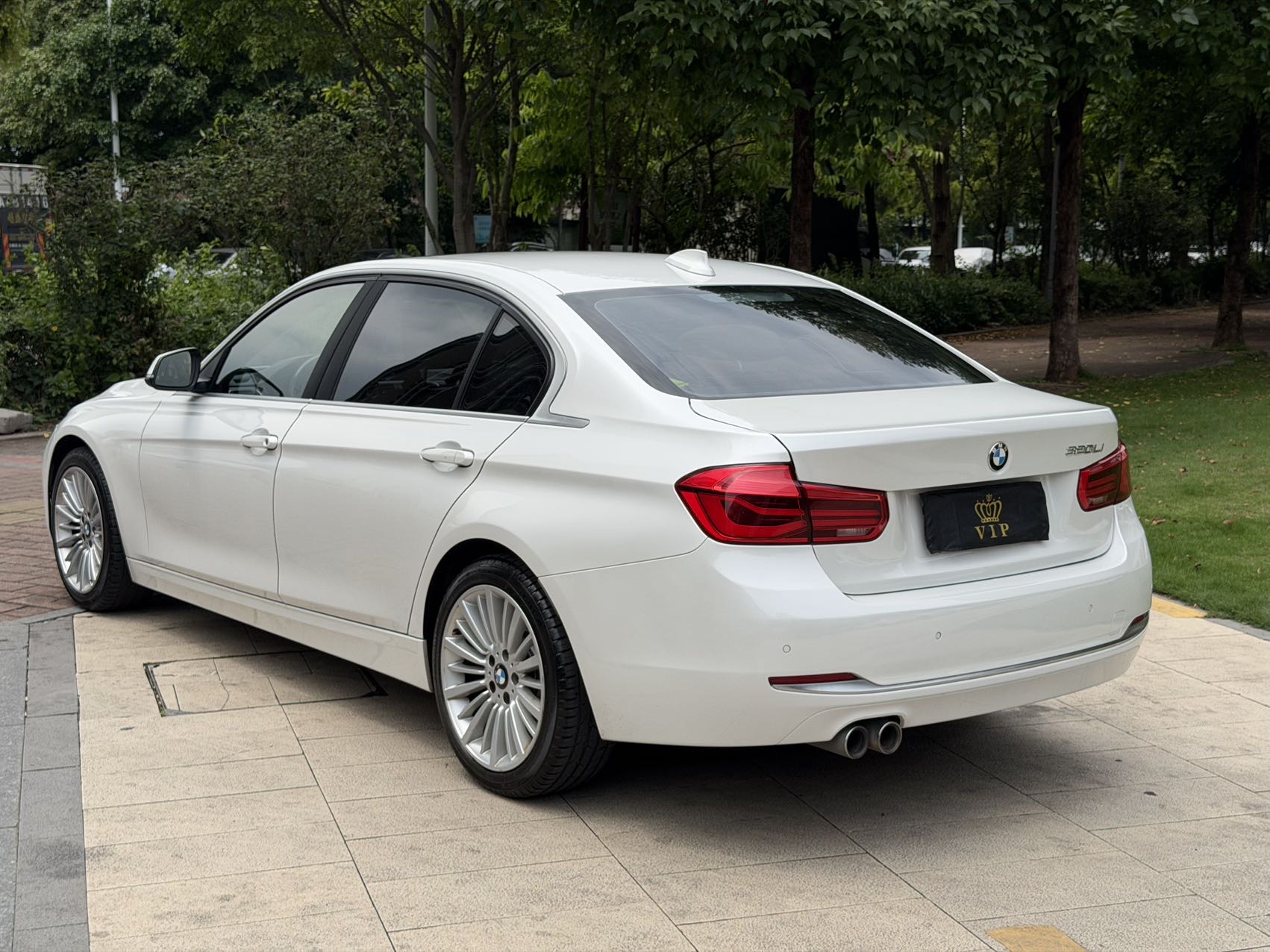 BMW 3 Series 2018 car image #9
