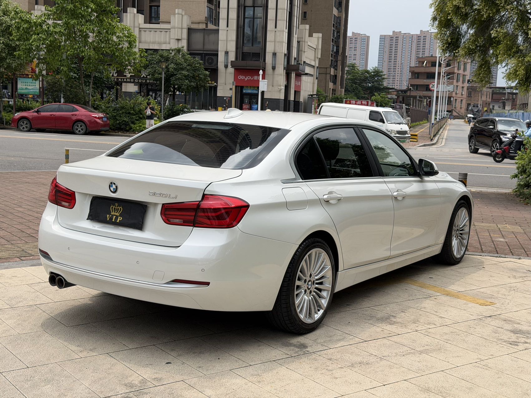 BMW 3 Series 2018 car image #11