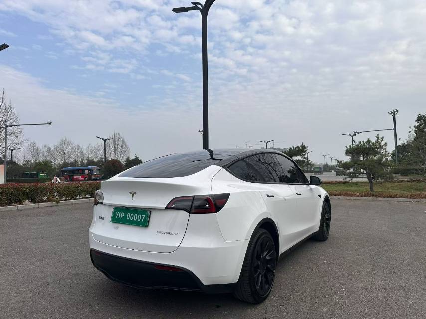 Tesla Model Y 2023 car image #7